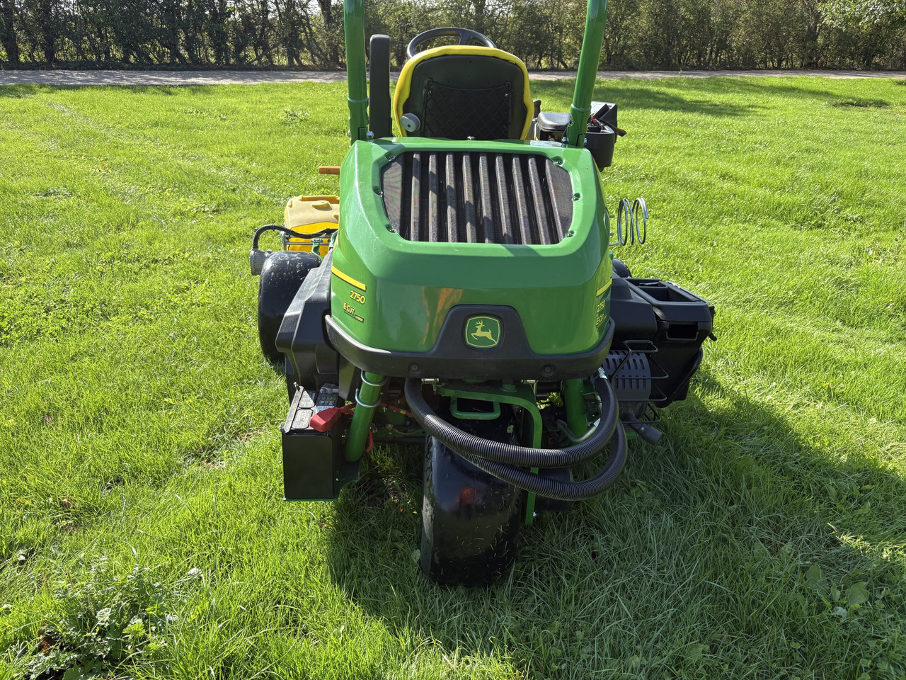 John Deere 2750E Triple Mower - Zāles pļāvējs: foto 4 John Deere 2750E Triple Mower - Zāles pļāvējs: foto 4