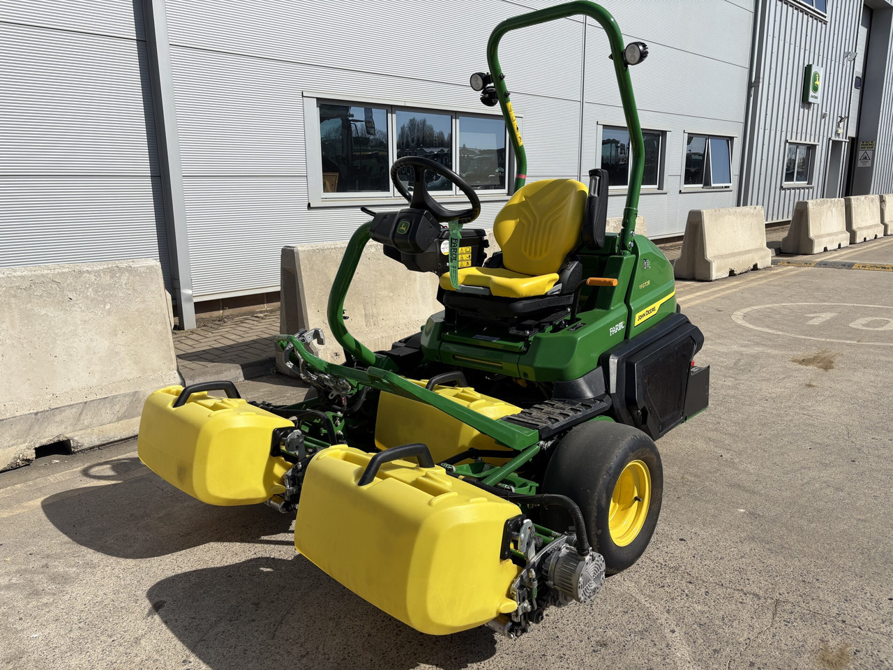 John Deere 2750E Triplex mower - Zāles pļāvējs: foto 1 John Deere 2750E Triplex mower - Zāles pļāvējs: foto 1