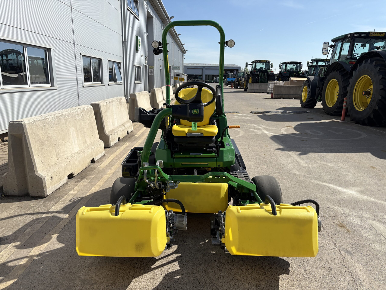 John Deere 2750E Triplex mower - Zāles pļāvējs: foto 2 John Deere 2750E Triplex mower - Zāles pļāvējs: foto 2
