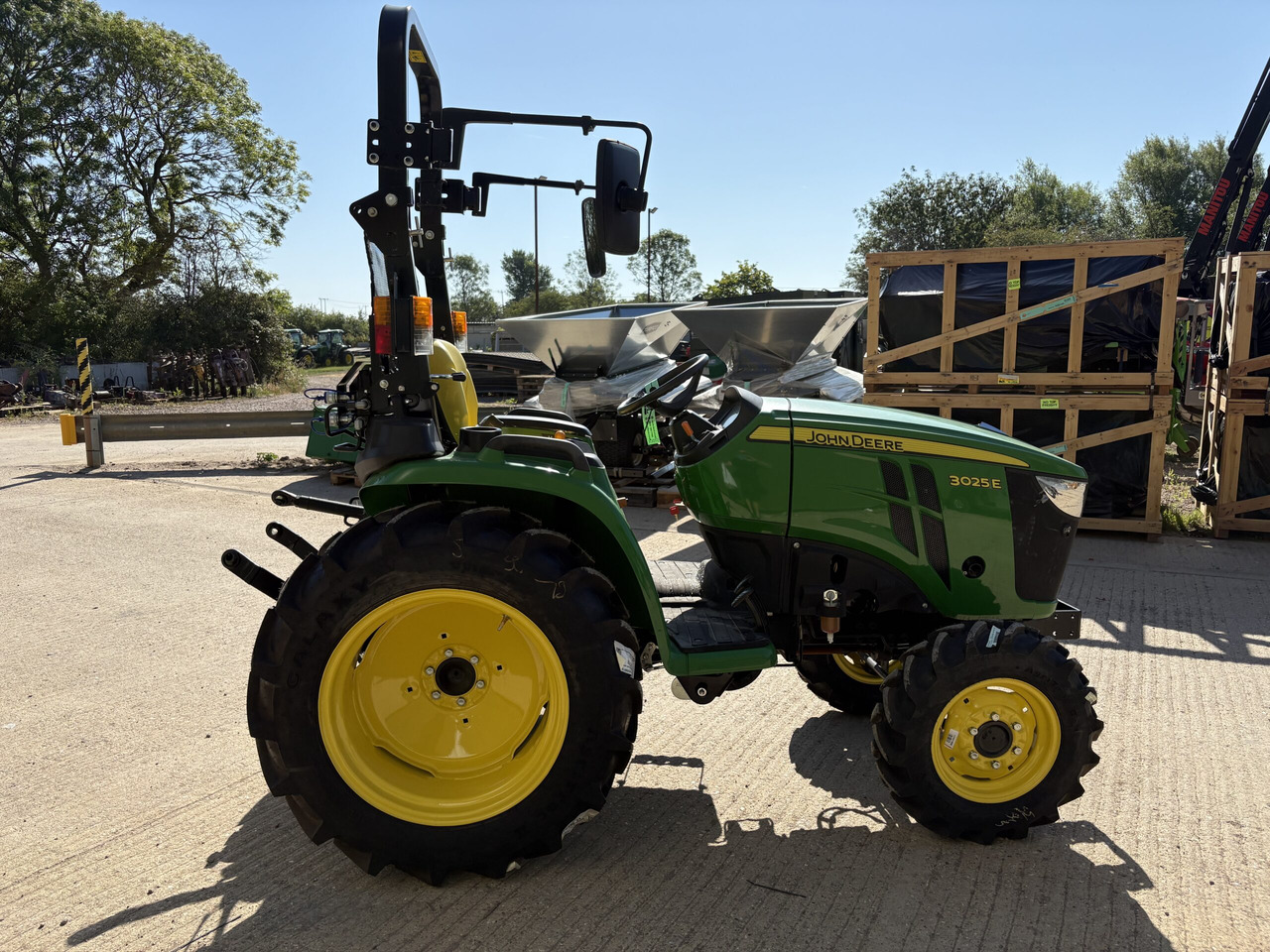 John Deere 3025E Compact Tractor - Mini traktors: foto 3 John Deere 3025E Compact Tractor - Mini traktors: foto 3