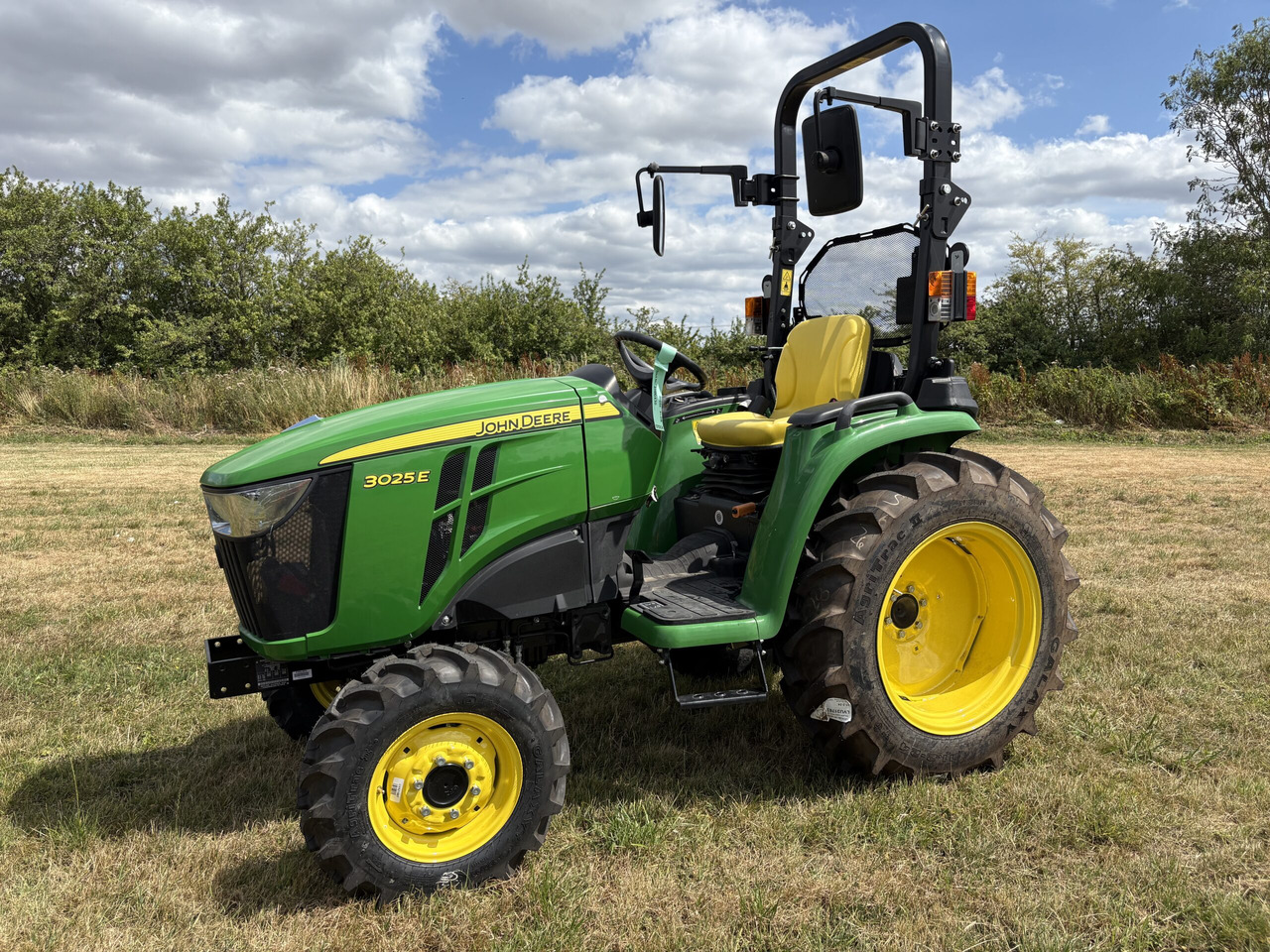 John Deere 3025E Compact Tractor - Mini traktors: foto 1 John Deere 3025E Compact Tractor - Mini traktors: foto 1