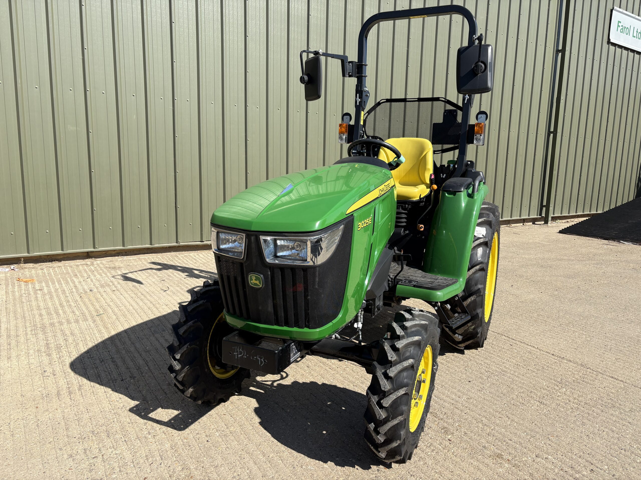 John Deere 3025E Compact Tractor - Mini traktors: foto 4 John Deere 3025E Compact Tractor - Mini traktors: foto 4