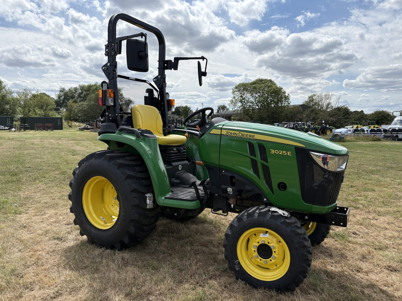 John Deere 3025E Compact Tractor - Mini traktors: foto 3 John Deere 3025E Compact Tractor - Mini traktors: foto 3