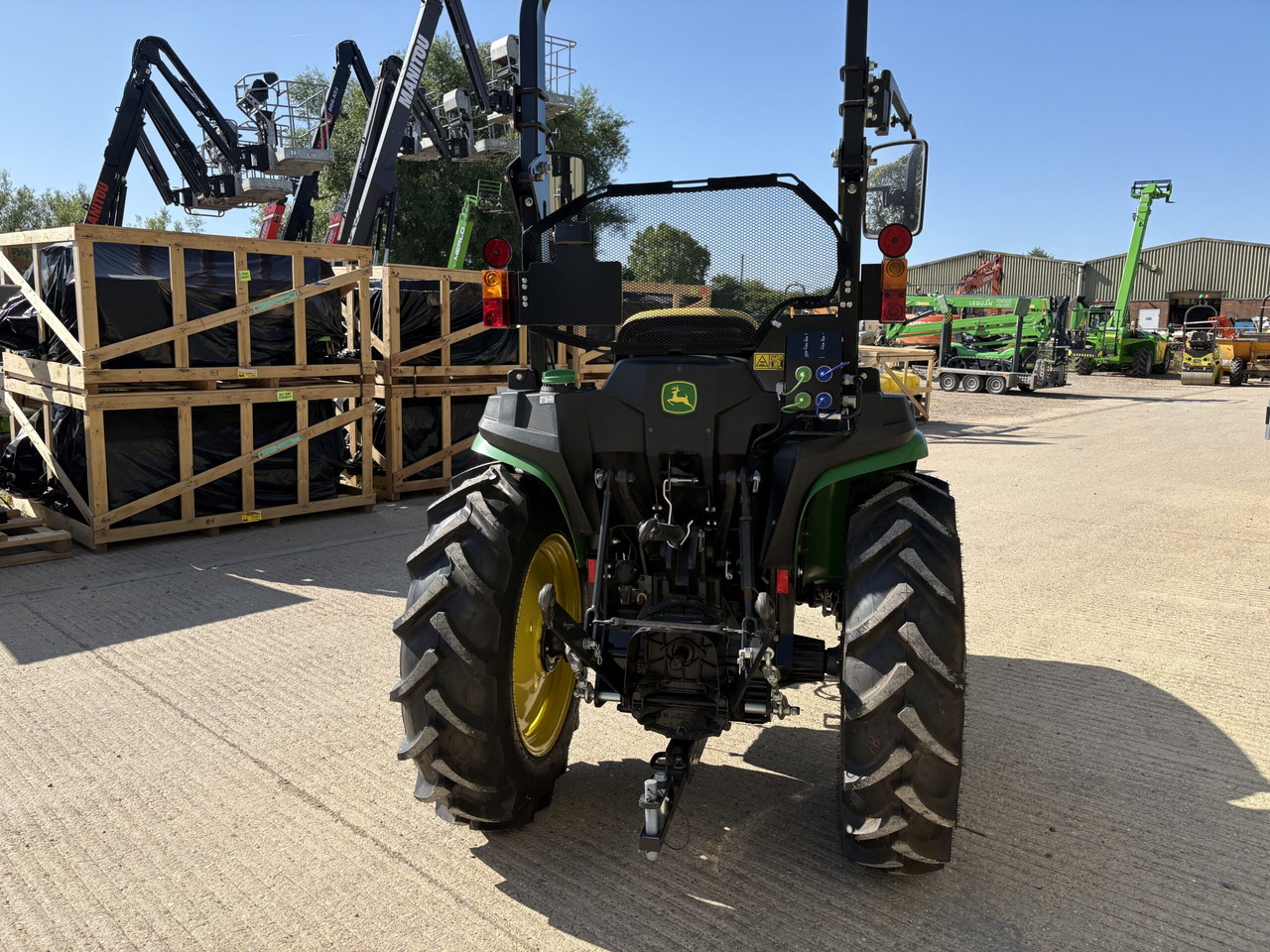 John Deere 3025E Compact Tractor - Mini traktors: foto 2 John Deere 3025E Compact Tractor - Mini traktors: foto 2