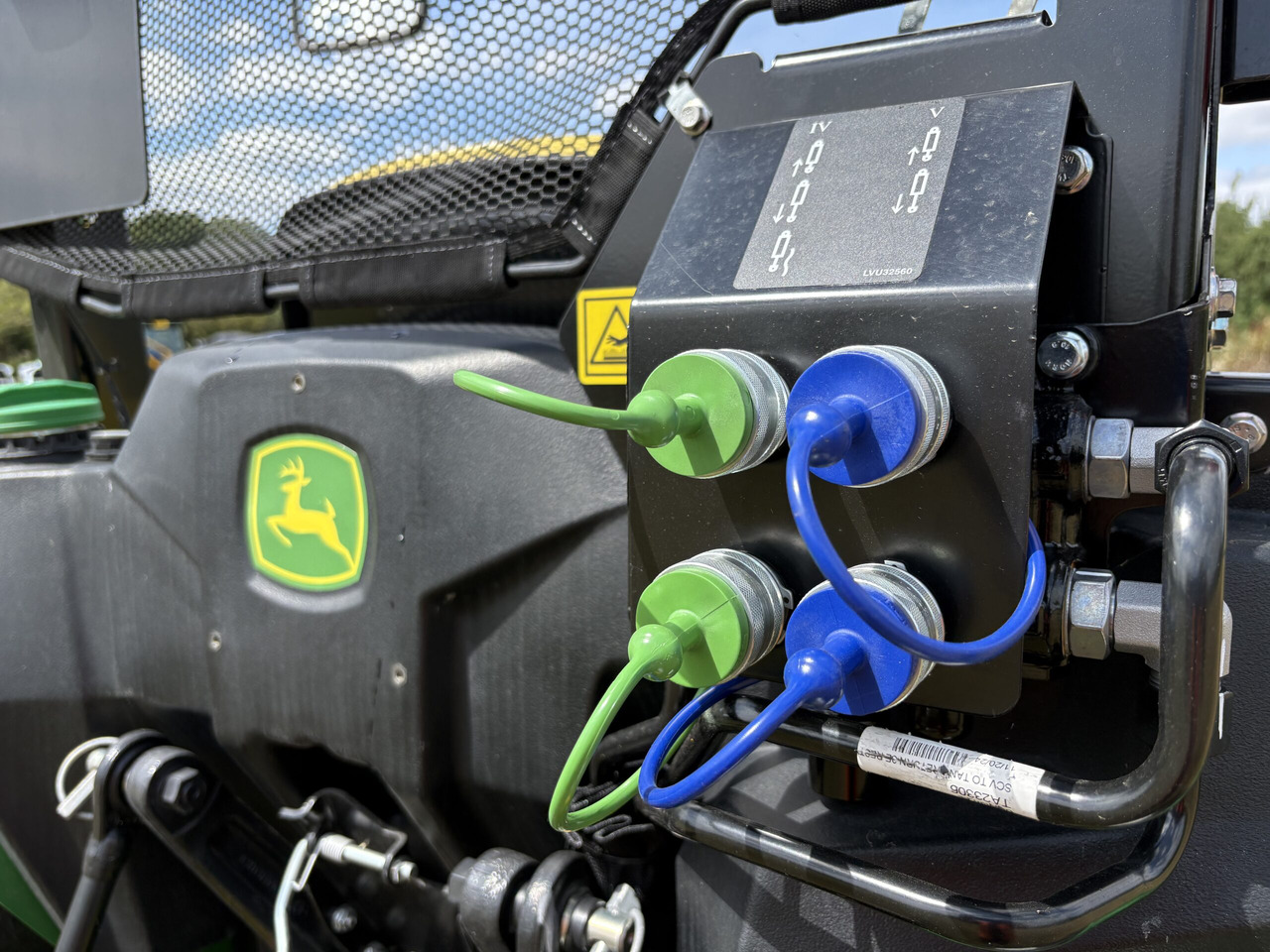 John Deere 3025E Compact Tractor - Mini traktors: foto 5 John Deere 3025E Compact Tractor - Mini traktors: foto 5