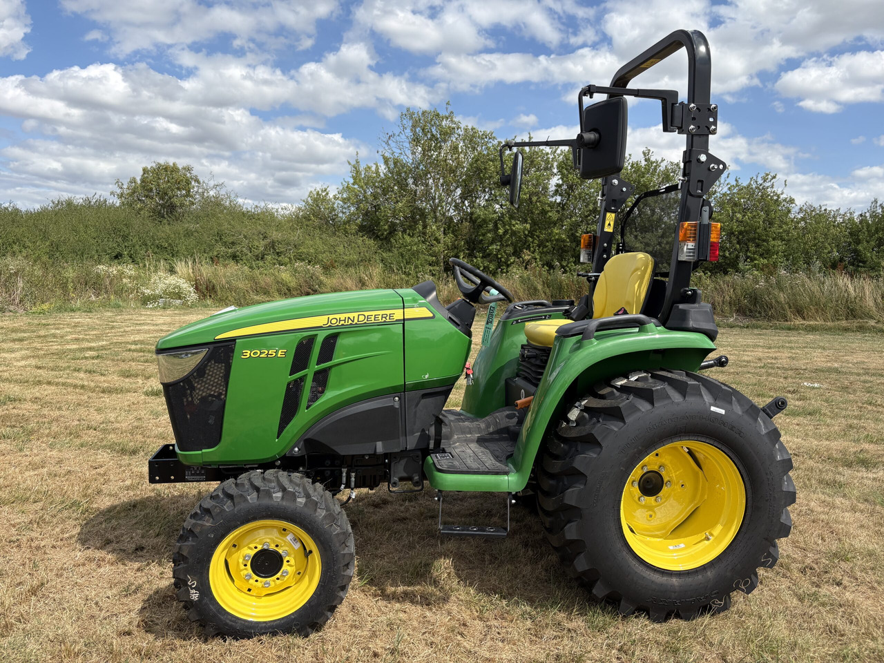 John Deere 3025E Compact Tractor - Mini traktors: foto 1 John Deere 3025E Compact Tractor - Mini traktors: foto 1