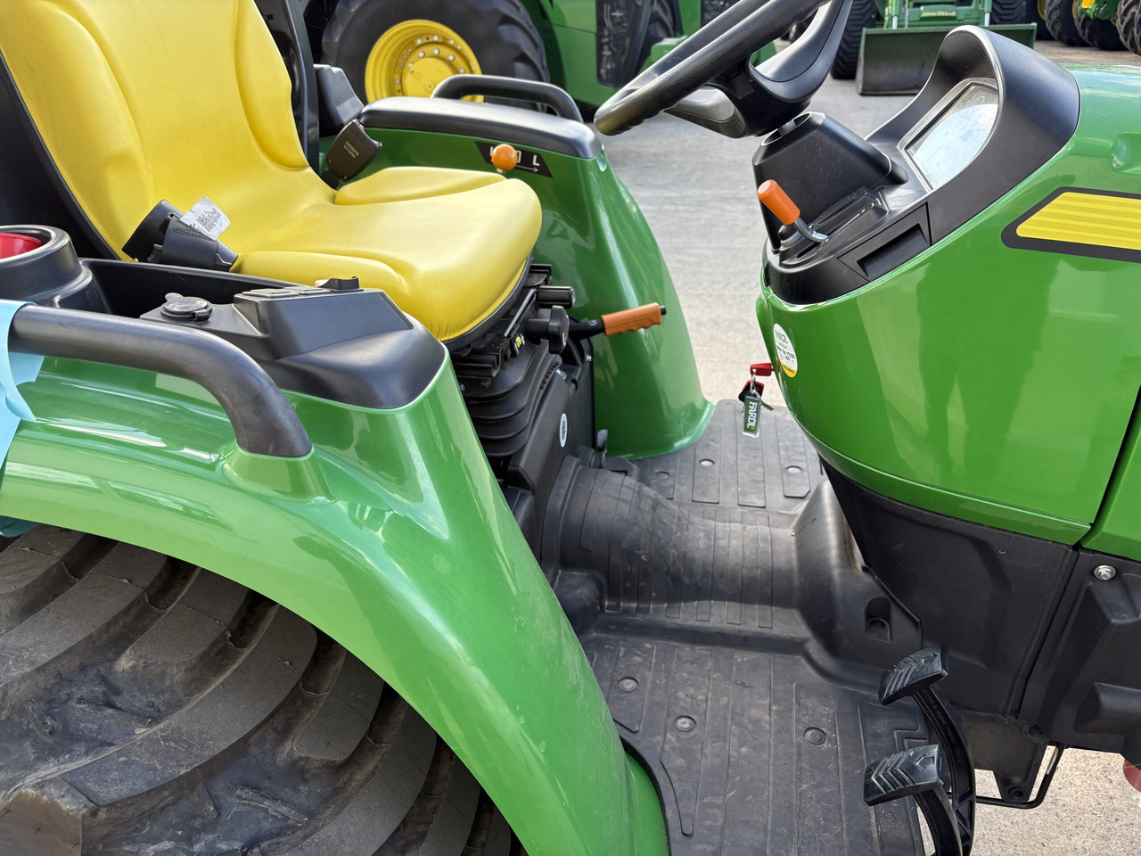 John Deere 3025E Compact tractor - Mini traktors: foto 5 John Deere 3025E Compact tractor - Mini traktors: foto 5