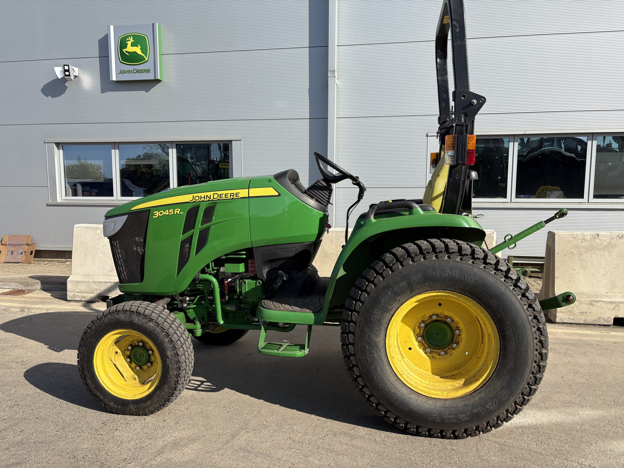 John Deere 3045R Compact Tractor - Mini traktors: foto 1 John Deere 3045R Compact Tractor - Mini traktors: foto 1