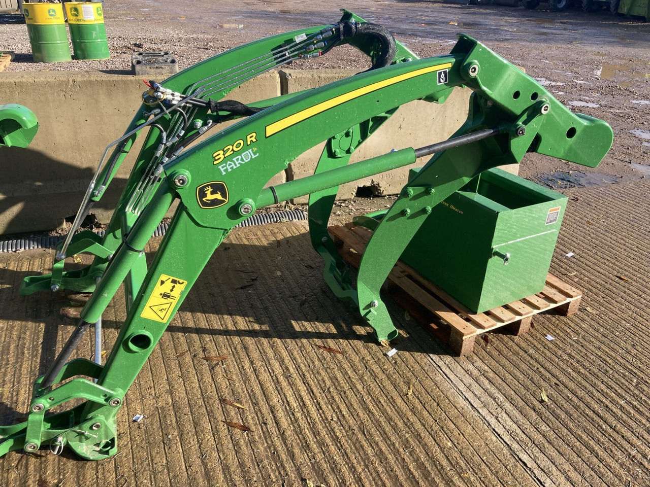 John Deere 320R Front Loader - Frontālais iekrāvējs: foto 1 John Deere 320R Front Loader - Frontālais iekrāvējs: foto 1