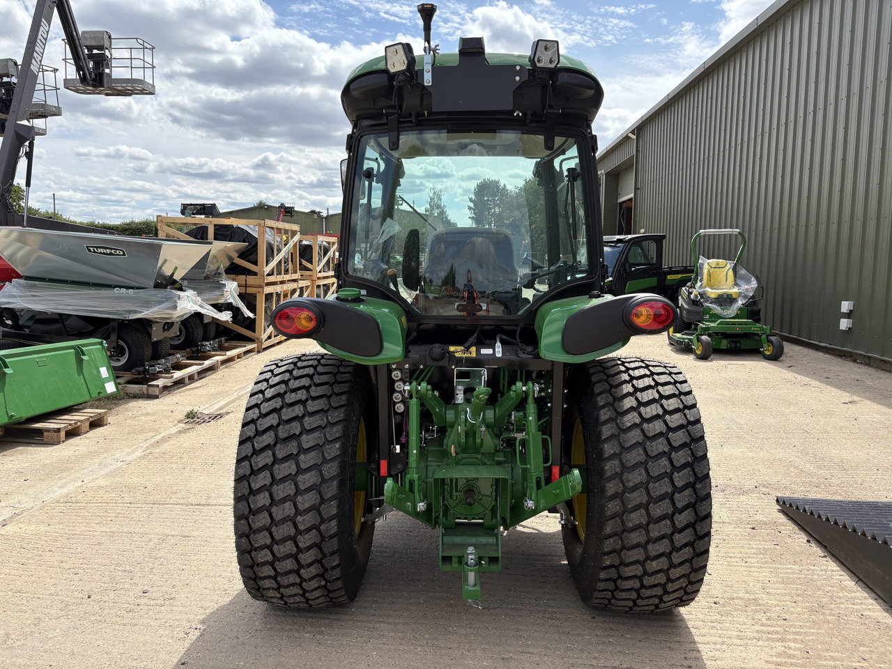 John Deere 4052R Compact Tractor - Mini traktors: foto 4 John Deere 4052R Compact Tractor - Mini traktors: foto 4