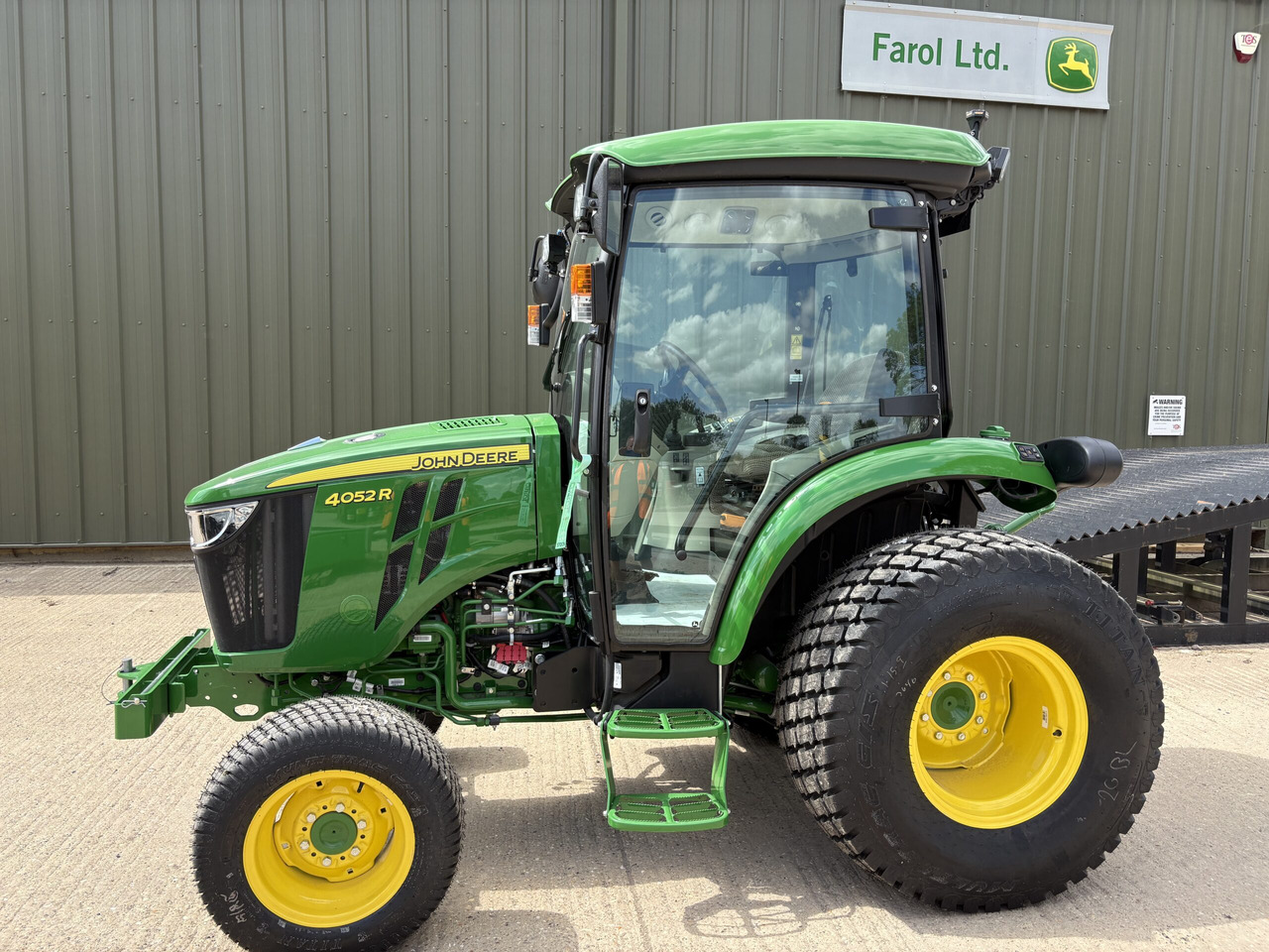 John Deere 4052R Compact Tractor - Mini traktors: foto 1 John Deere 4052R Compact Tractor - Mini traktors: foto 1