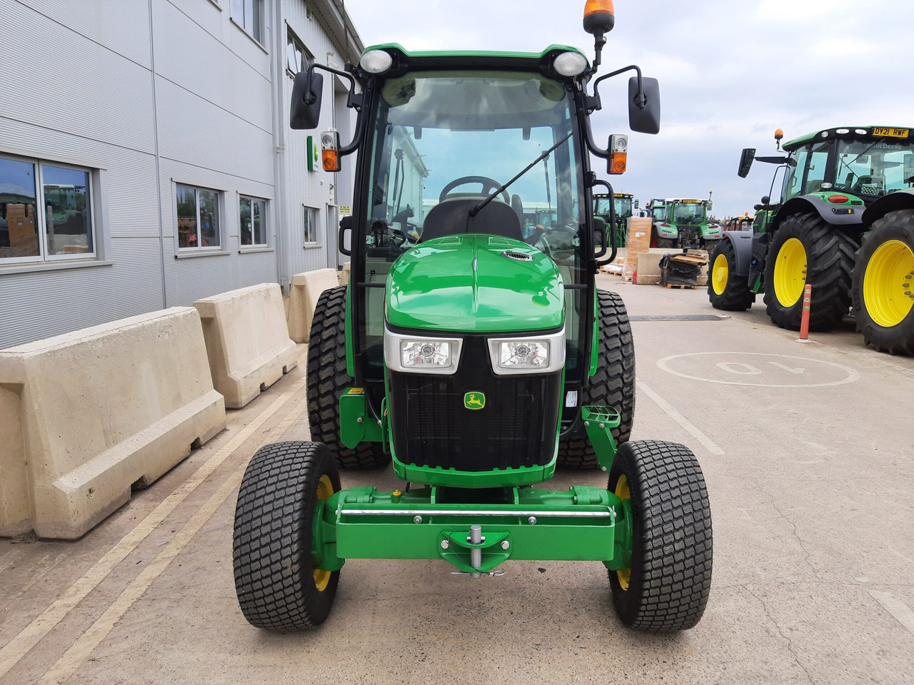 John Deere 4066R Compact Tractor - Mini traktors: foto 2 John Deere 4066R Compact Tractor - Mini traktors: foto 2