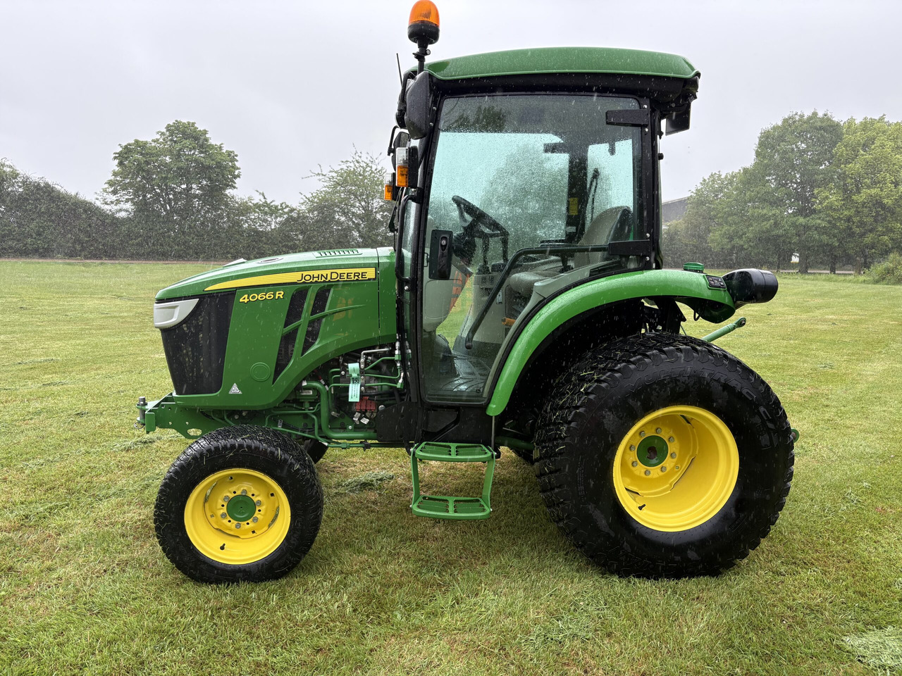 John Deere 4066R Compact Tractor - Mini traktors: foto 2 John Deere 4066R Compact Tractor - Mini traktors: foto 2