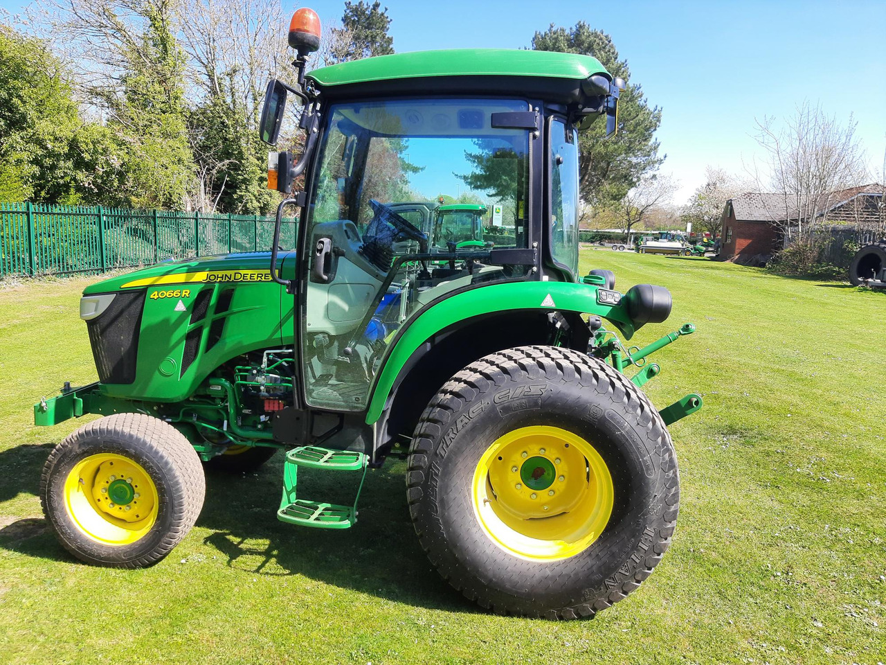 John Deere 4066R Compact Tractor - Mini traktors: foto 2 John Deere 4066R Compact Tractor - Mini traktors: foto 2