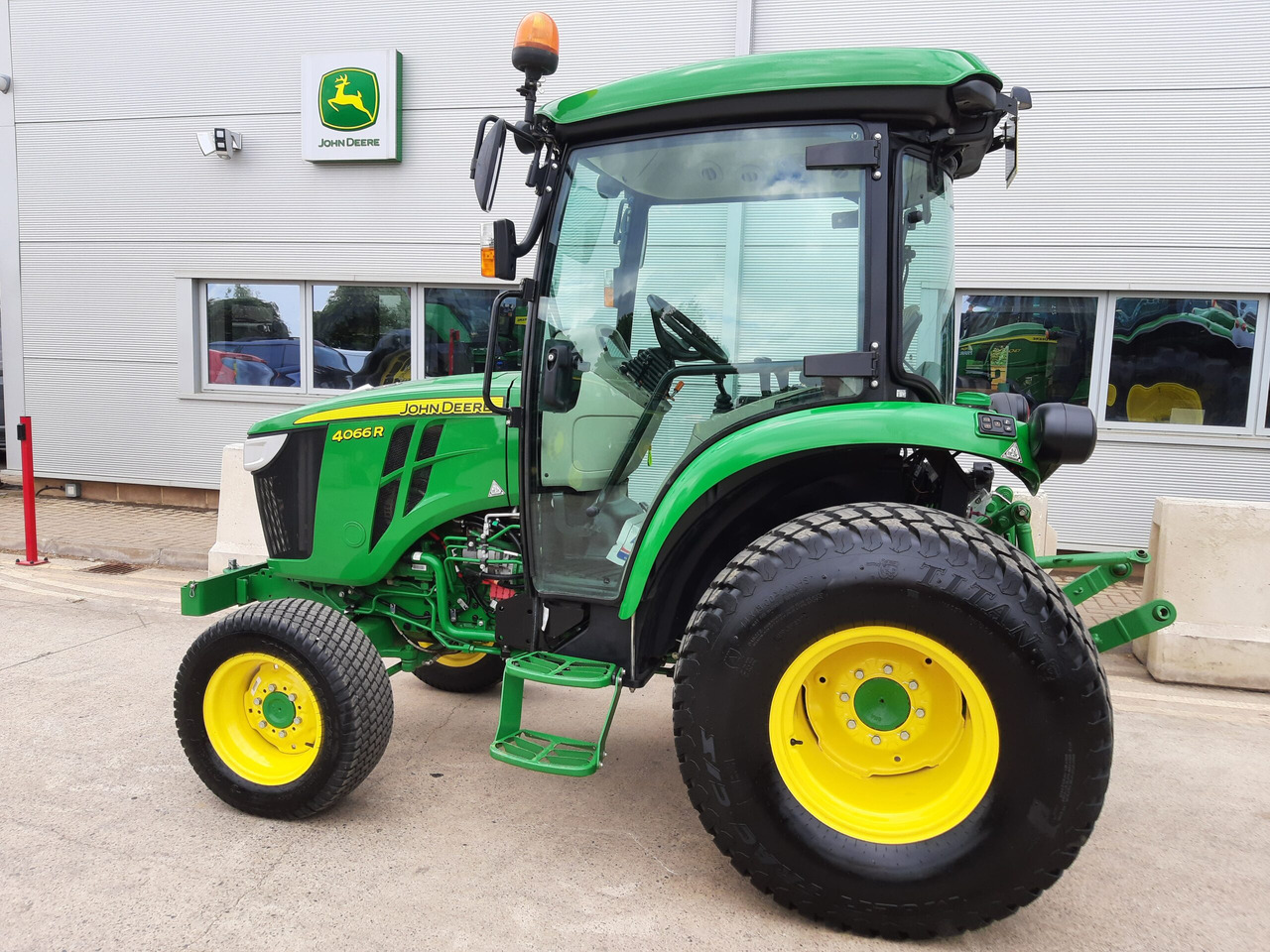 John Deere 4066R Compact Tractor - Mini traktors: foto 1 John Deere 4066R Compact Tractor - Mini traktors: foto 1