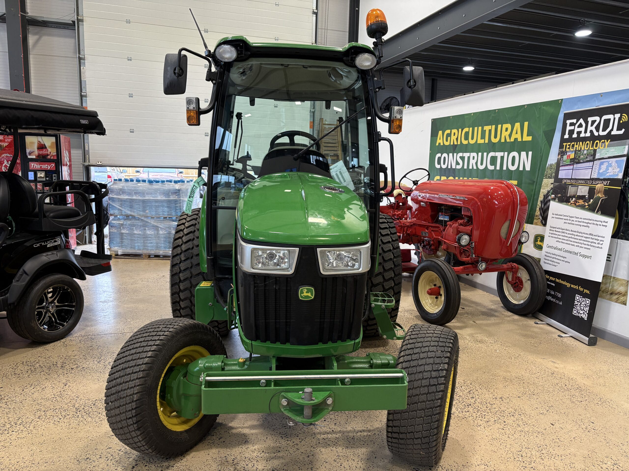 John Deere 4066R Compact Tractor - Mini traktors: foto 2 John Deere 4066R Compact Tractor - Mini traktors: foto 2
