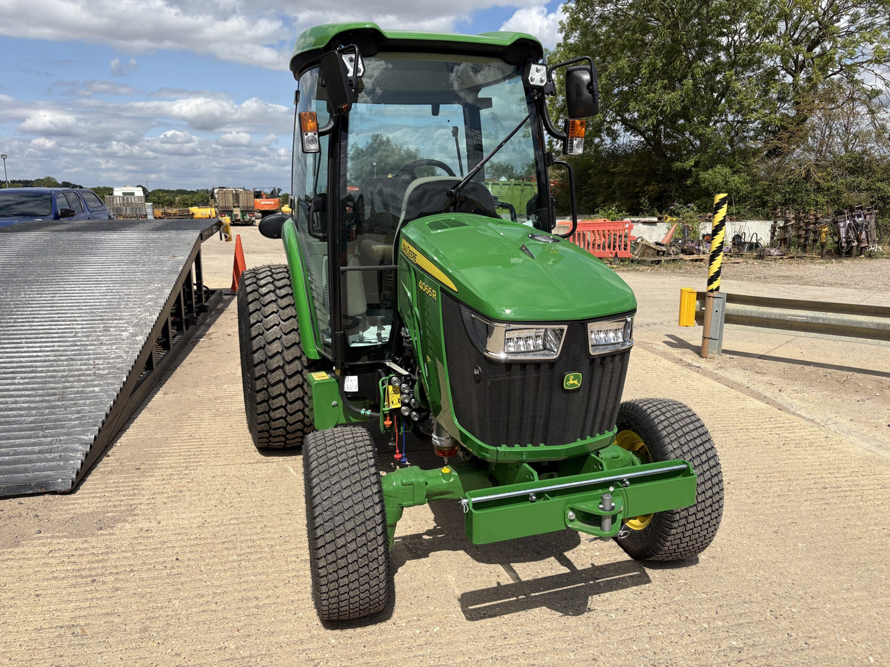 John Deere 4066R Compact Tractor - Mini traktors: foto 2 John Deere 4066R Compact Tractor - Mini traktors: foto 2