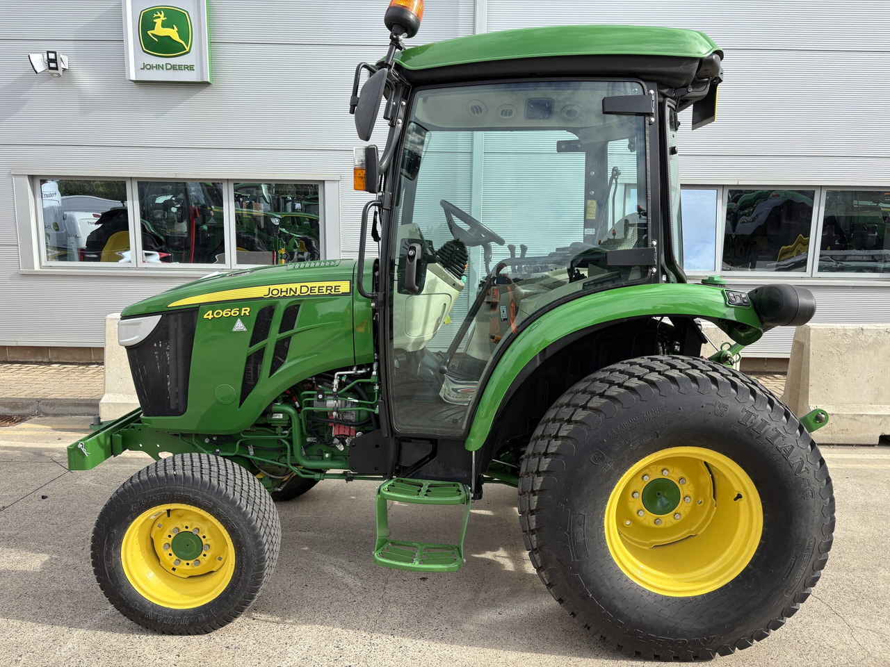 John Deere 4066R Compact Tractor - Mini traktors: foto 1 John Deere 4066R Compact Tractor - Mini traktors: foto 1