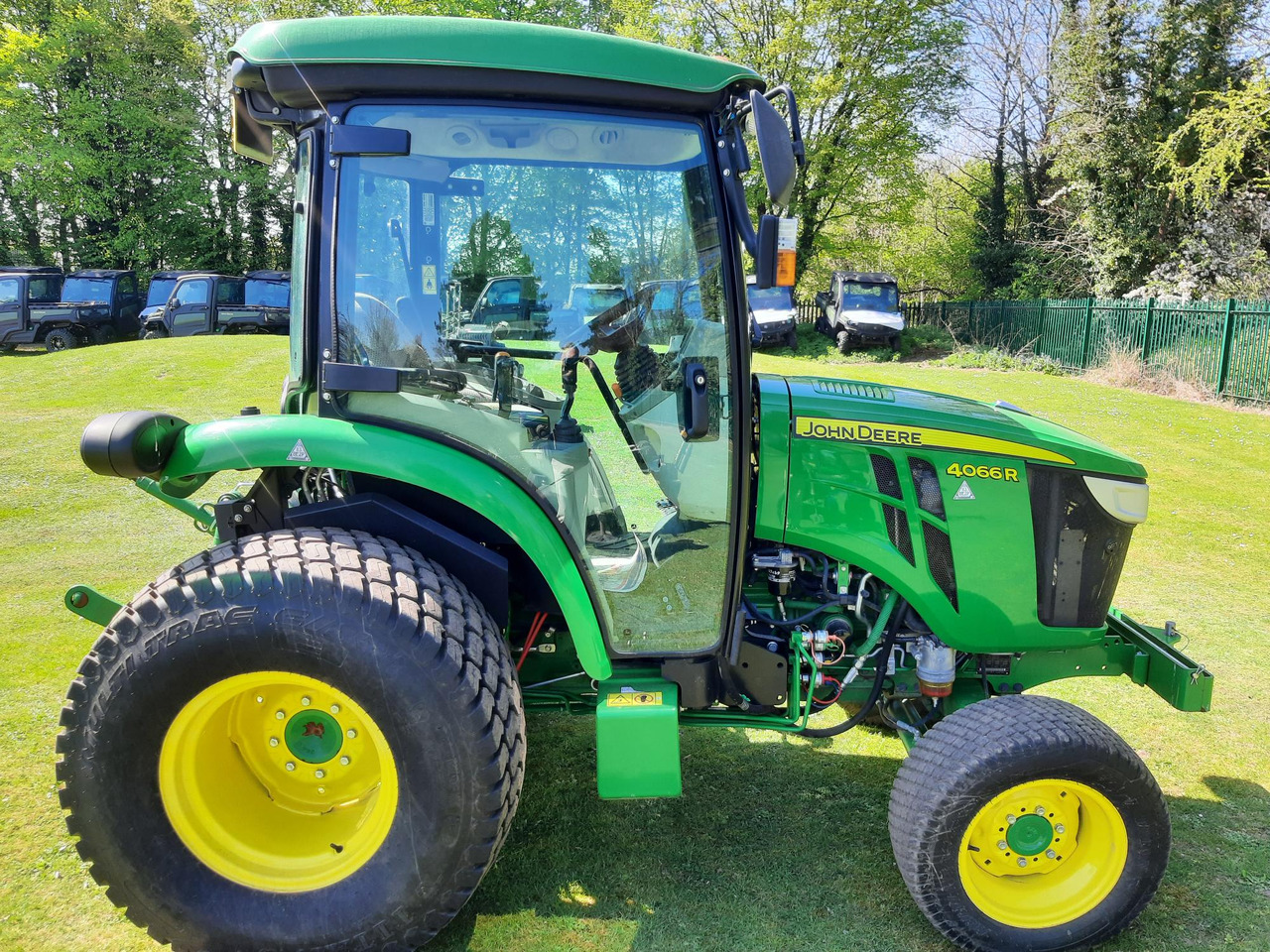 John Deere 4066R Compact Tractor - Mini traktors: foto 1 John Deere 4066R Compact Tractor - Mini traktors: foto 1