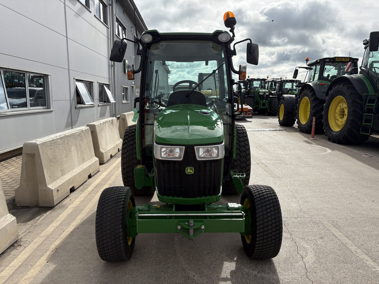 John Deere 4066R Compact Tractor - Mini traktors: foto 2 John Deere 4066R Compact Tractor - Mini traktors: foto 2