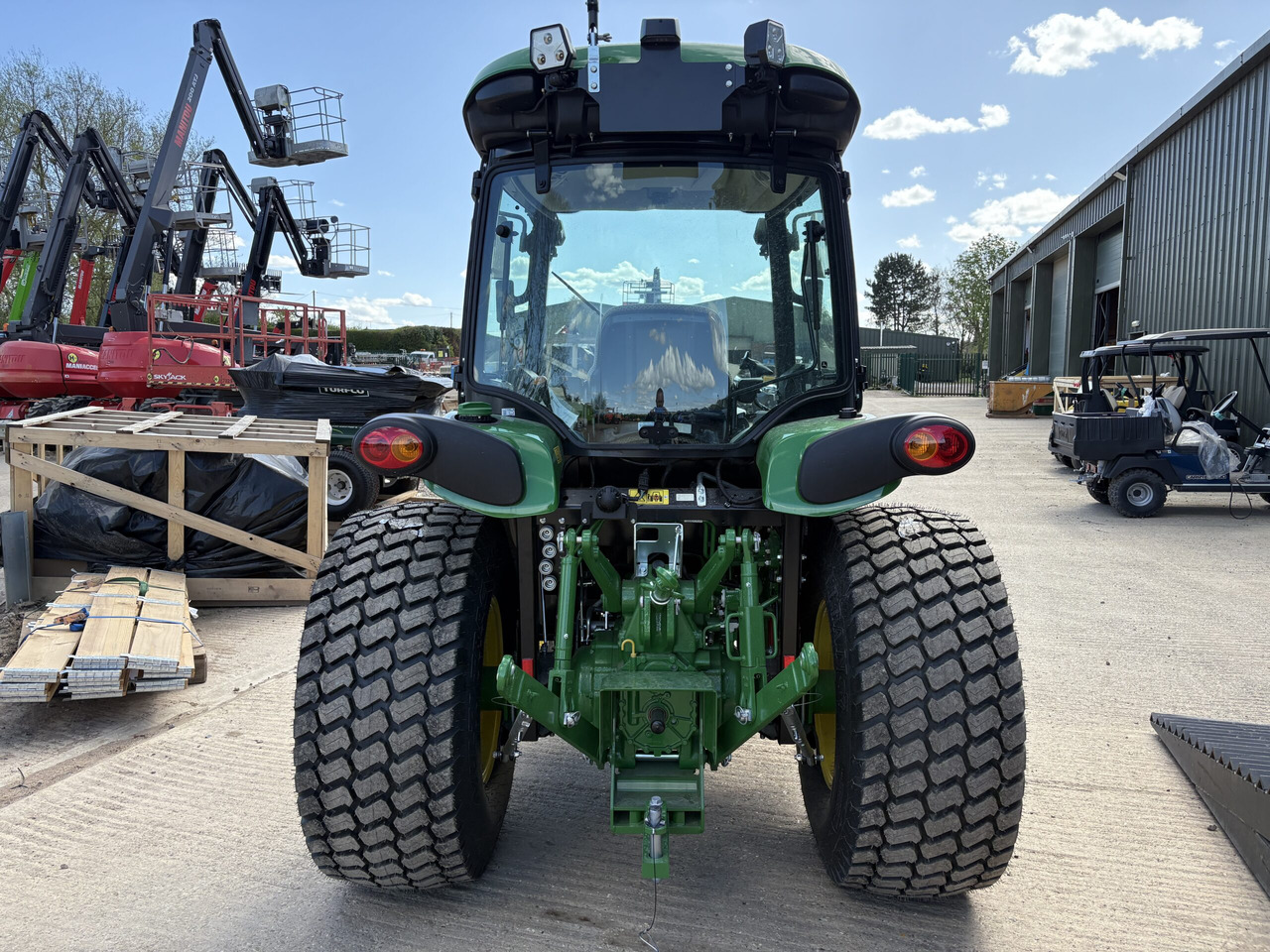John Deere 4066R Compact Tractor - Mini traktors: foto 3 John Deere 4066R Compact Tractor - Mini traktors: foto 3