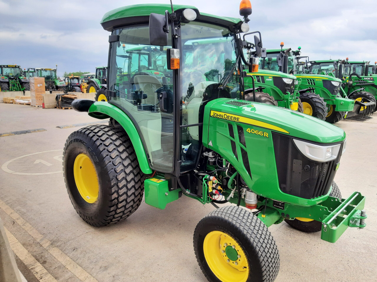 John Deere 4066R Compact Tractor - Mini traktors: foto 3 John Deere 4066R Compact Tractor - Mini traktors: foto 3