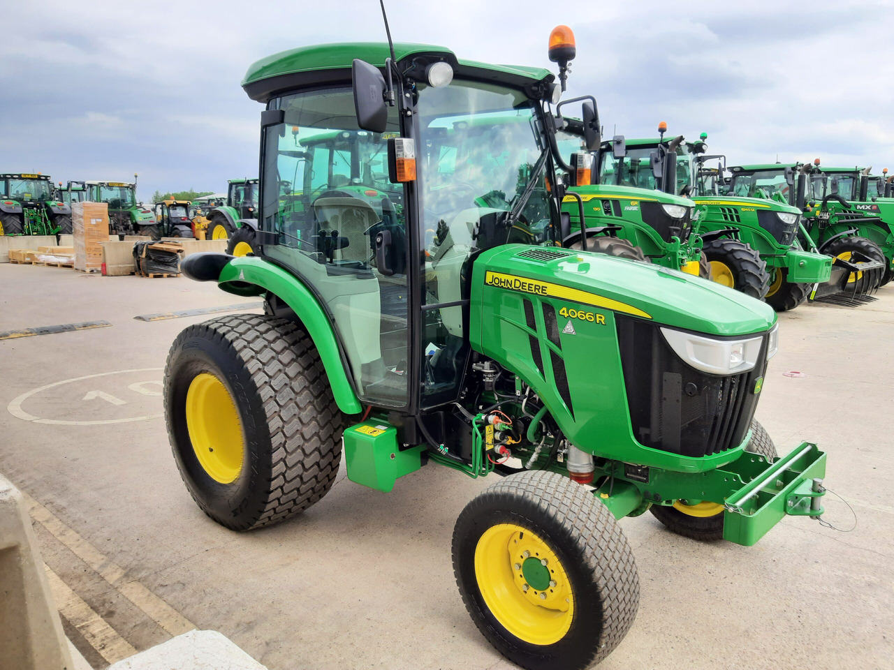 John Deere 4066R Compact Tractor - Mini traktors: foto 3 John Deere 4066R Compact Tractor - Mini traktors: foto 3