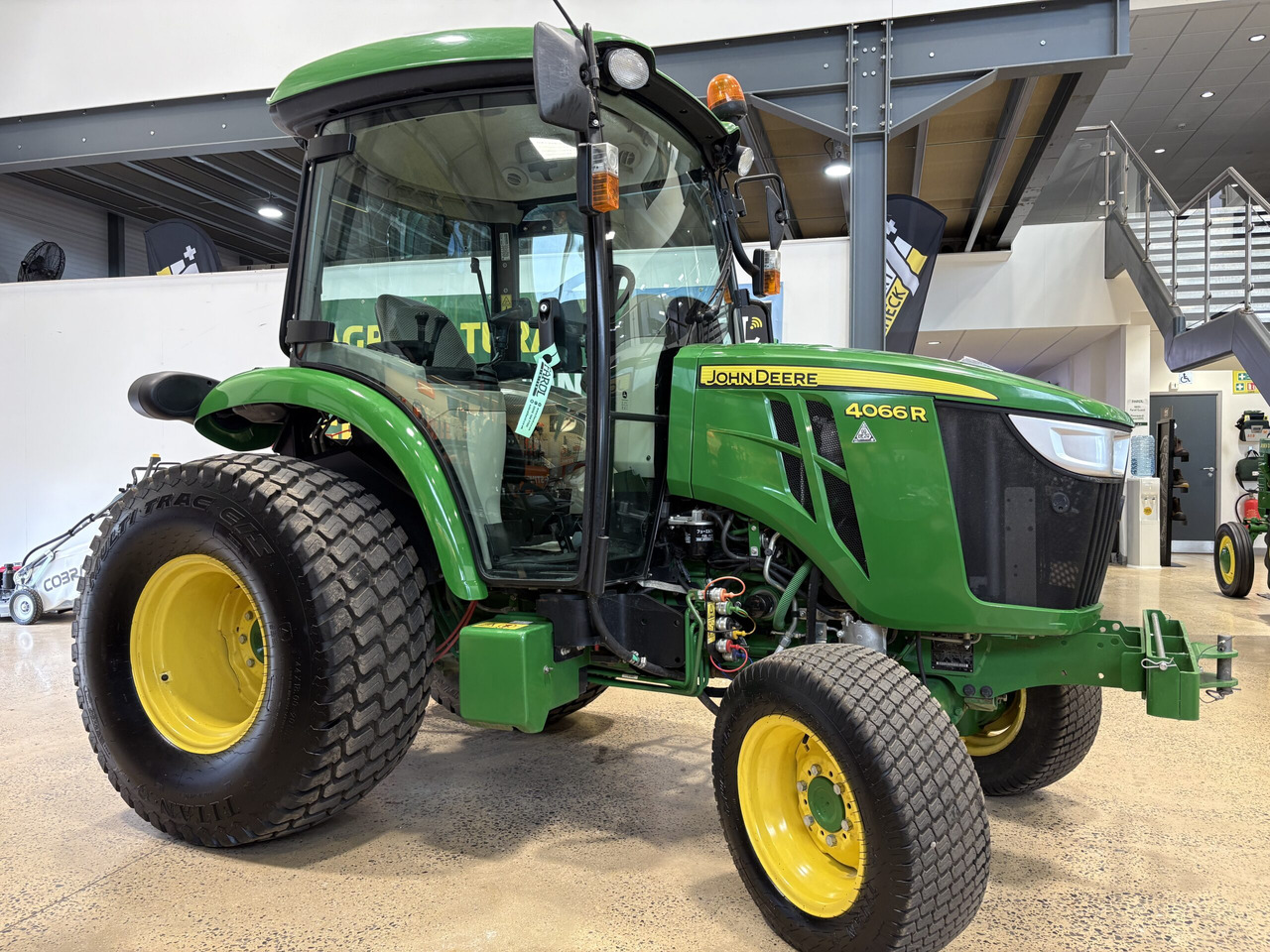 John Deere 4066R Compact Tractor - Mini traktors: foto 1 John Deere 4066R Compact Tractor - Mini traktors: foto 1