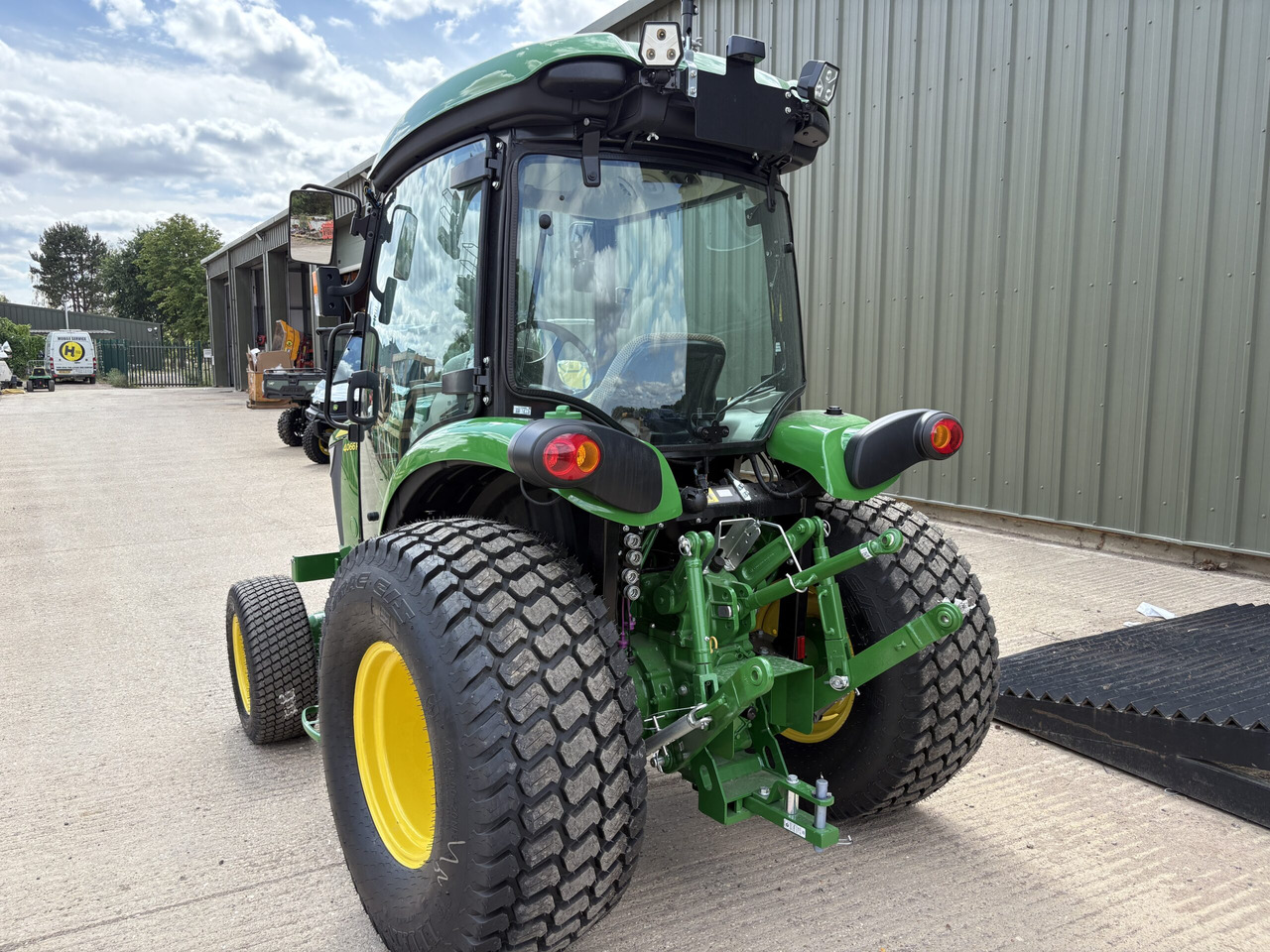John Deere 4066R Compact Tractor - Mini traktors: foto 3 John Deere 4066R Compact Tractor - Mini traktors: foto 3
