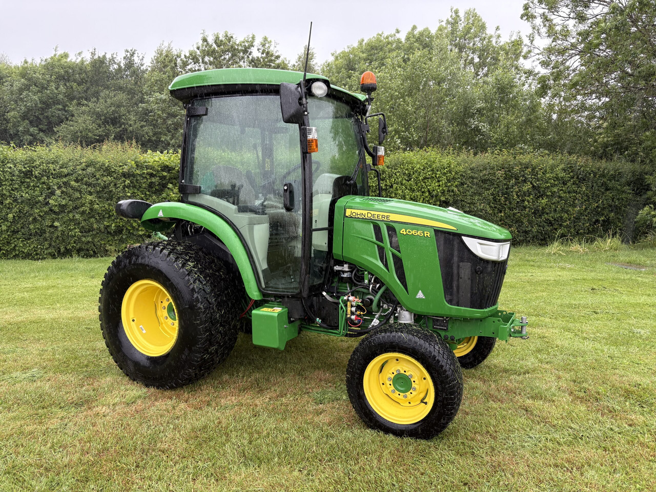 John Deere 4066R Compact Tractor - Mini traktors: foto 1 John Deere 4066R Compact Tractor - Mini traktors: foto 1