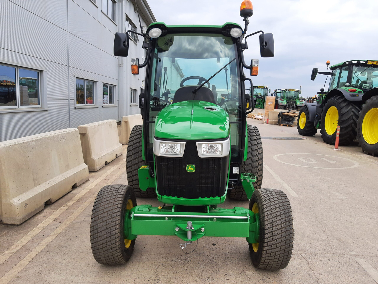 John Deere 4066R Compact Tractor - Mini traktors: foto 2 John Deere 4066R Compact Tractor - Mini traktors: foto 2