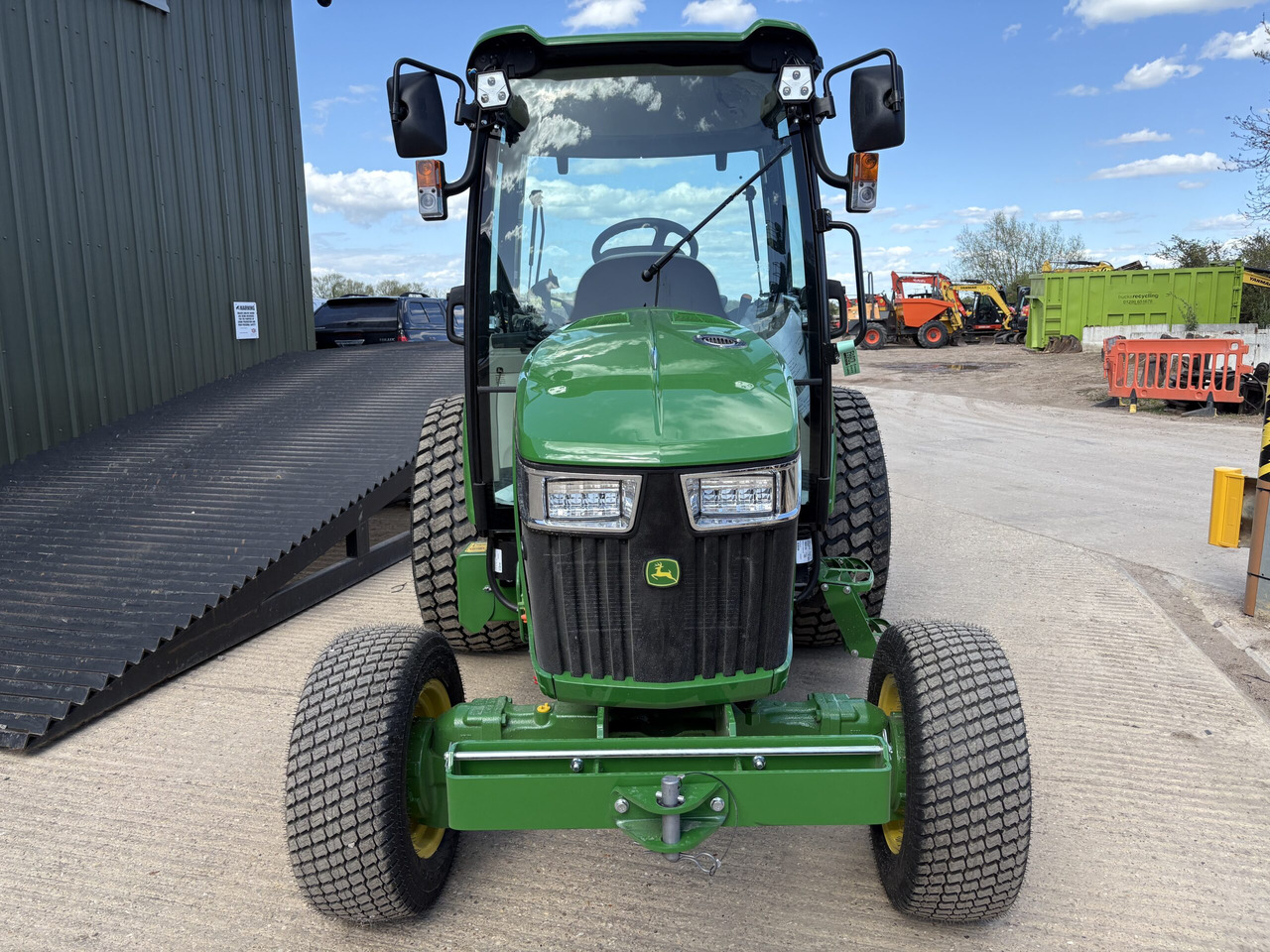 John Deere 4066R Compact Tractor - Mini traktors: foto 4 John Deere 4066R Compact Tractor - Mini traktors: foto 4