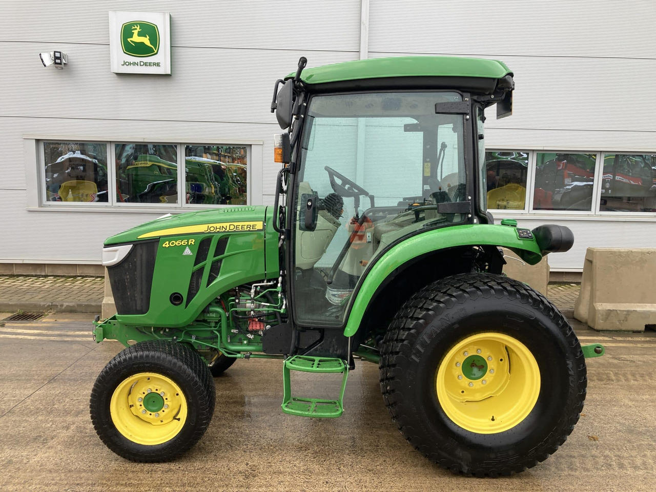 John Deere 4066R compact tractor - Mini traktors: foto 2 John Deere 4066R compact tractor - Mini traktors: foto 2