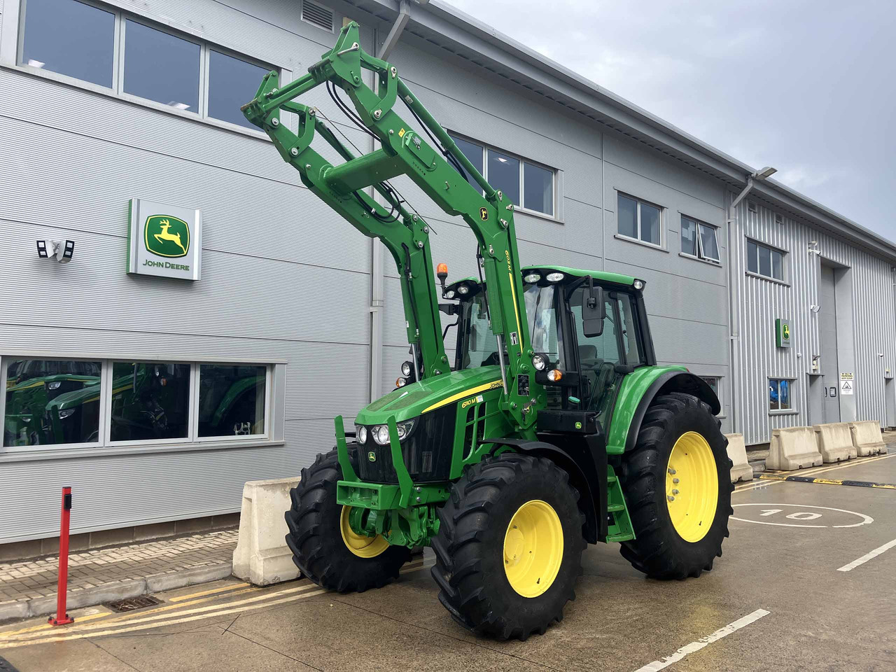 John Deere 6110M - Traktors: foto 1 John Deere 6110M - Traktors: foto 1