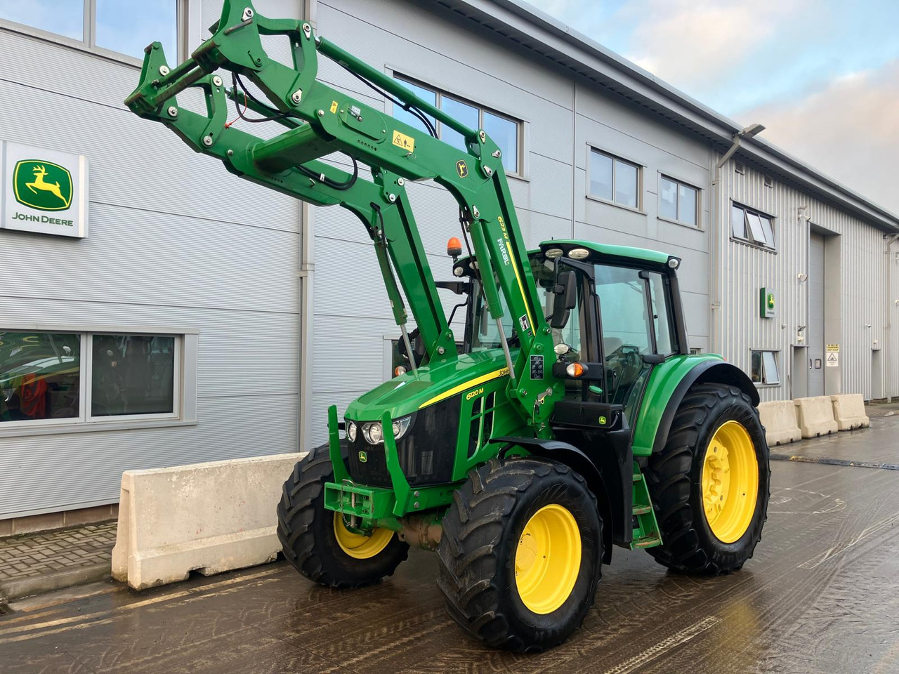 John Deere 6120M - Traktors: foto 1 John Deere 6120M - Traktors: foto 1