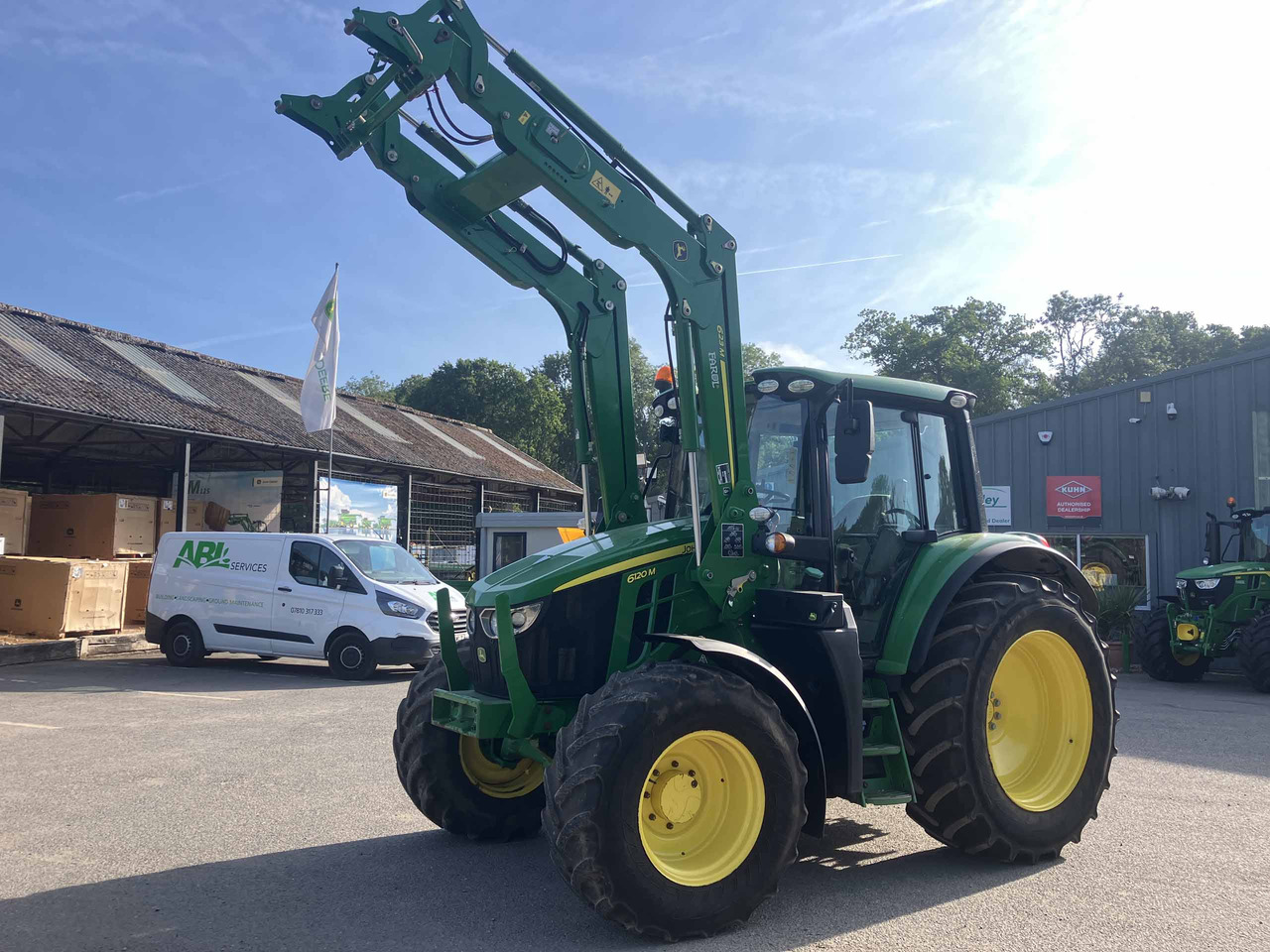 John Deere 6120M - Traktors: foto 1 John Deere 6120M - Traktors: foto 1