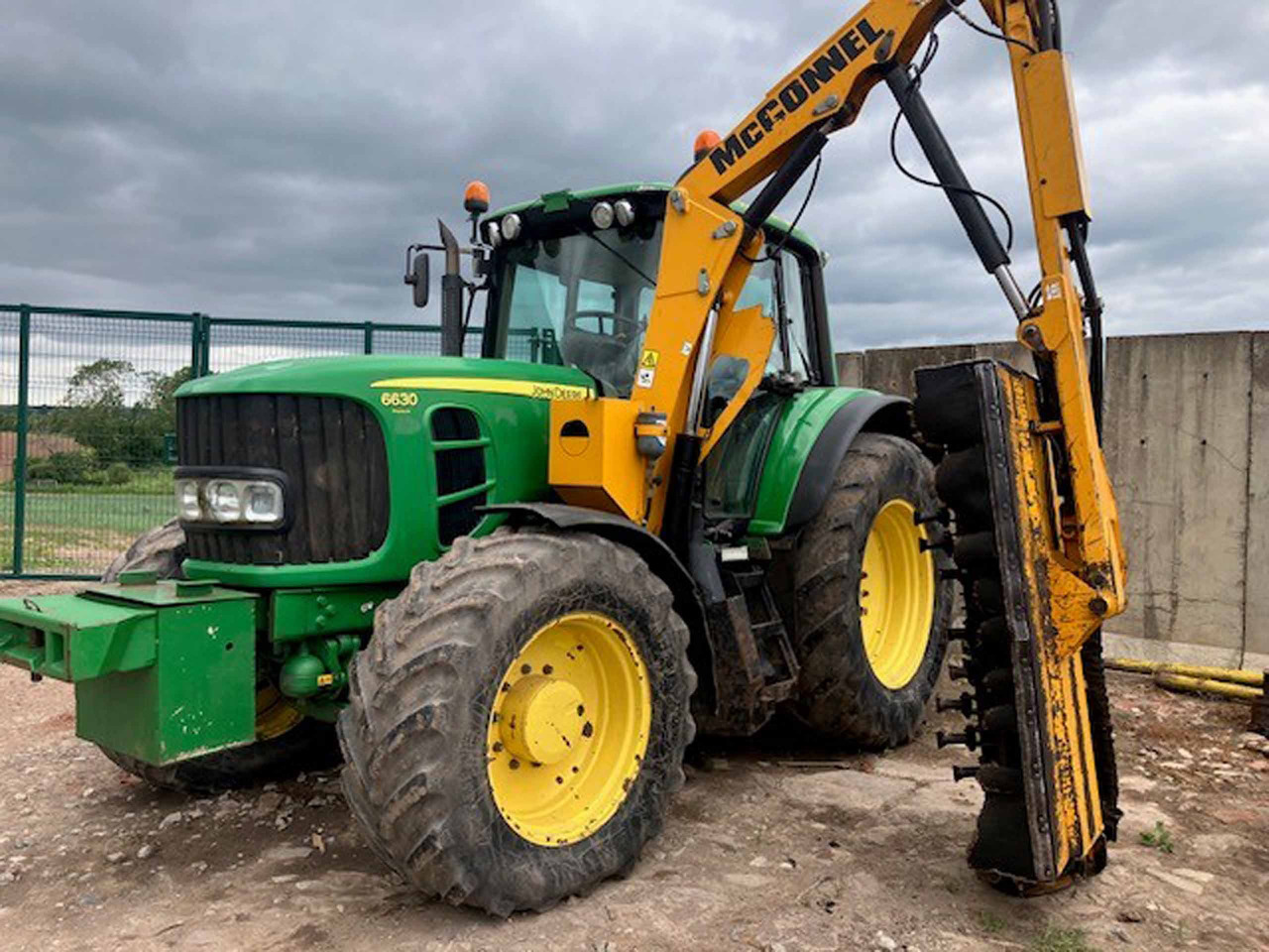 John Deere 6630 Premium + McConnel Mid mount hedgecutter - Traktors: foto 1 John Deere 6630 Premium + McConnel Mid mount hedgecutter - Traktors: foto 1