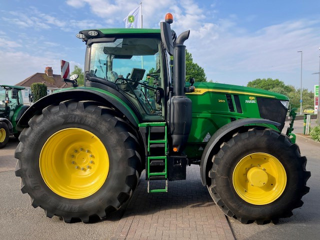 John Deere 6R 250 - Traktors: foto 5 John Deere 6R 250 - Traktors: foto 5