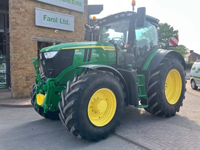 John Deere 6R 250 - Traktors: foto 1 John Deere 6R 250 - Traktors: foto 1