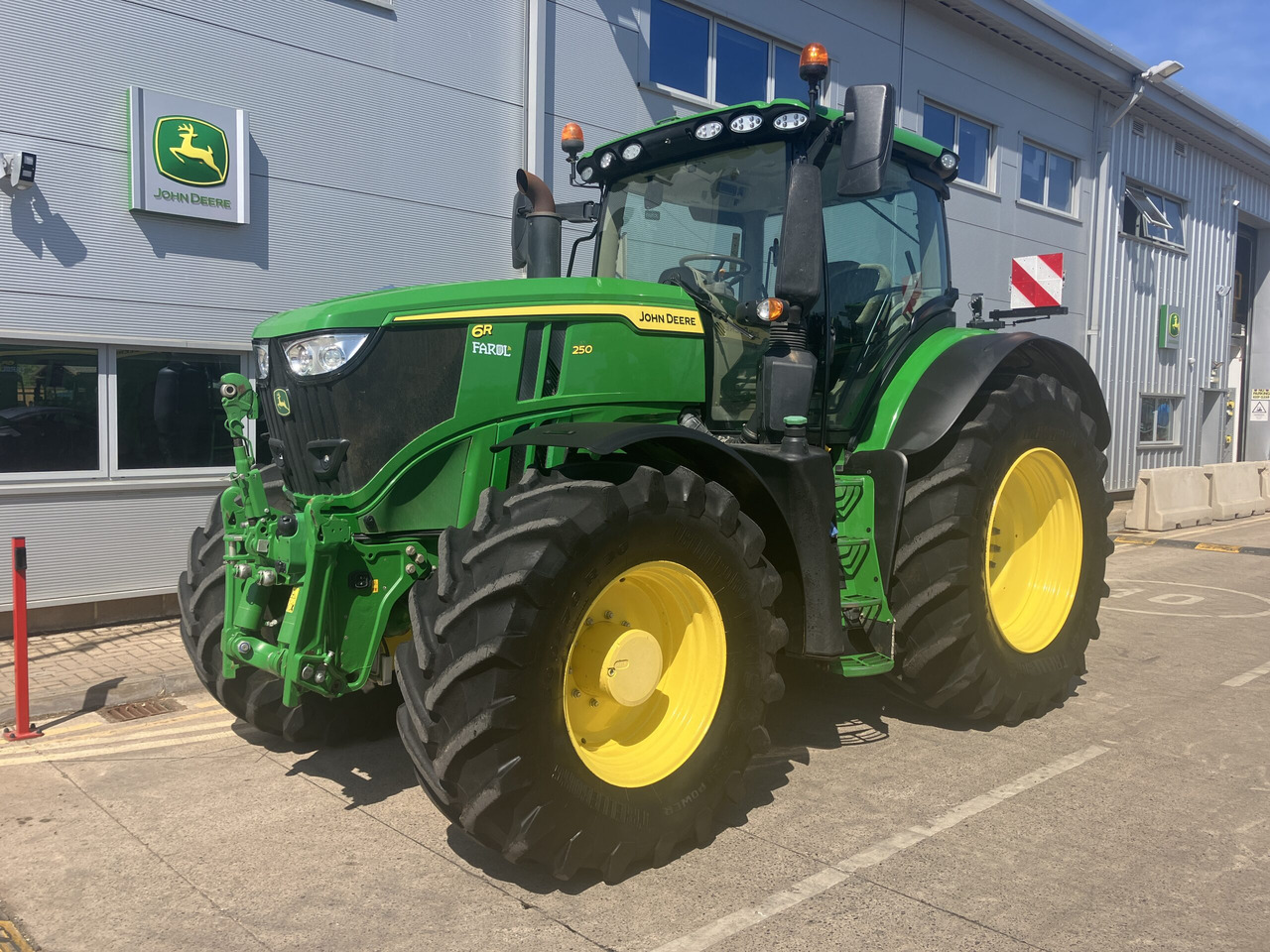 John Deere 6R 250 - Traktors: foto 1 John Deere 6R 250 - Traktors: foto 1