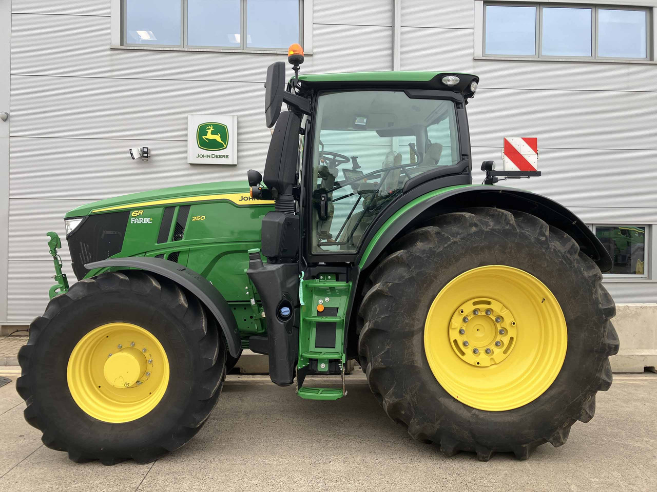 John Deere 6R 250 - Traktors: foto 2 John Deere 6R 250 - Traktors: foto 2