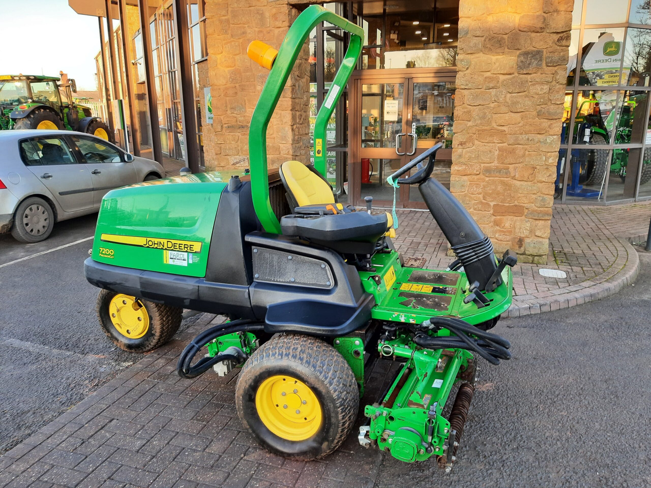 John Deere 7200 utility triple mower - Zāles pļāvējs: foto 1 John Deere 7200 utility triple mower - Zāles pļāvējs: foto 1