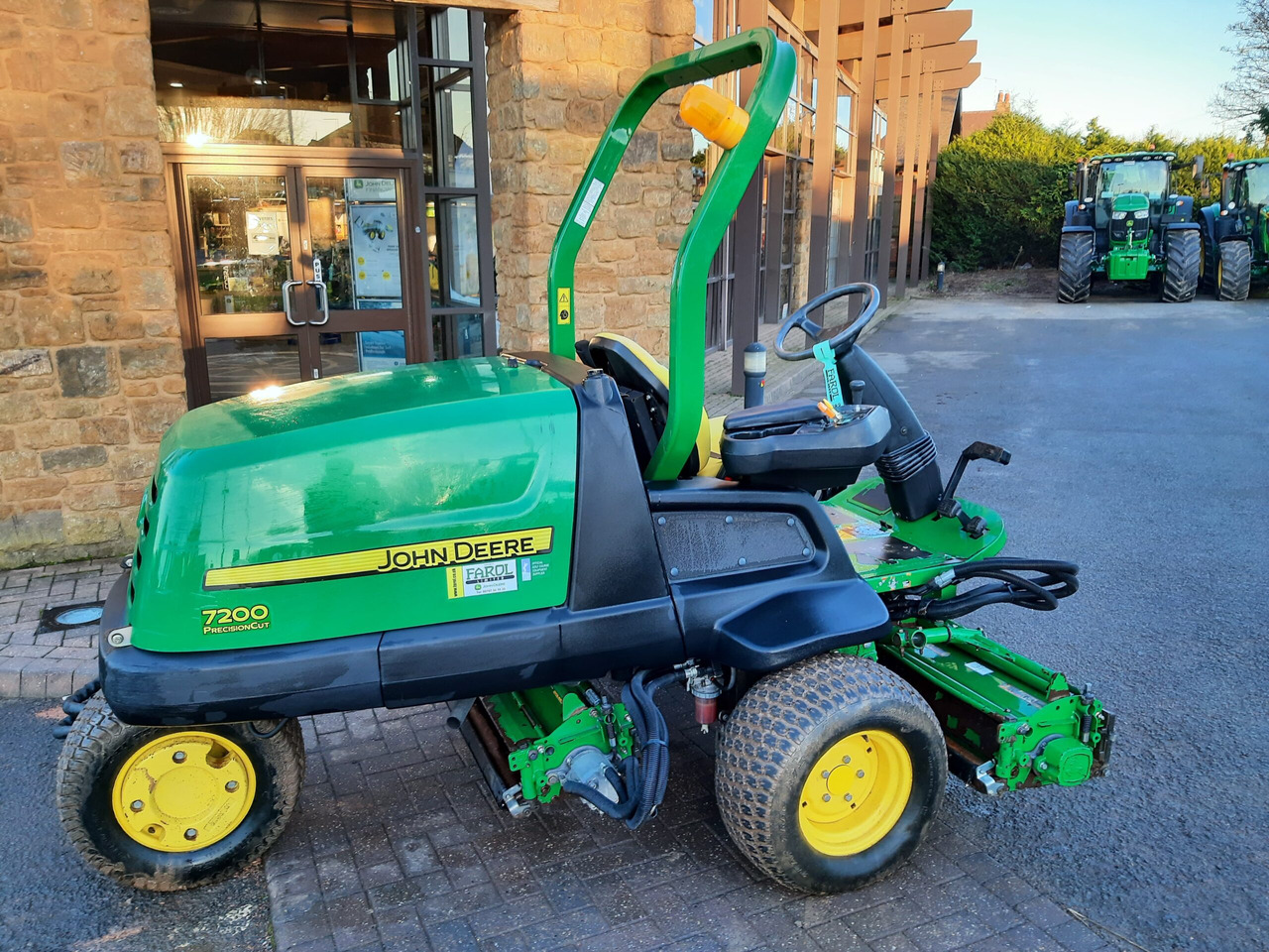 John Deere 7200 utility triple mower - Zāles pļāvējs: foto 4 John Deere 7200 utility triple mower - Zāles pļāvējs: foto 4