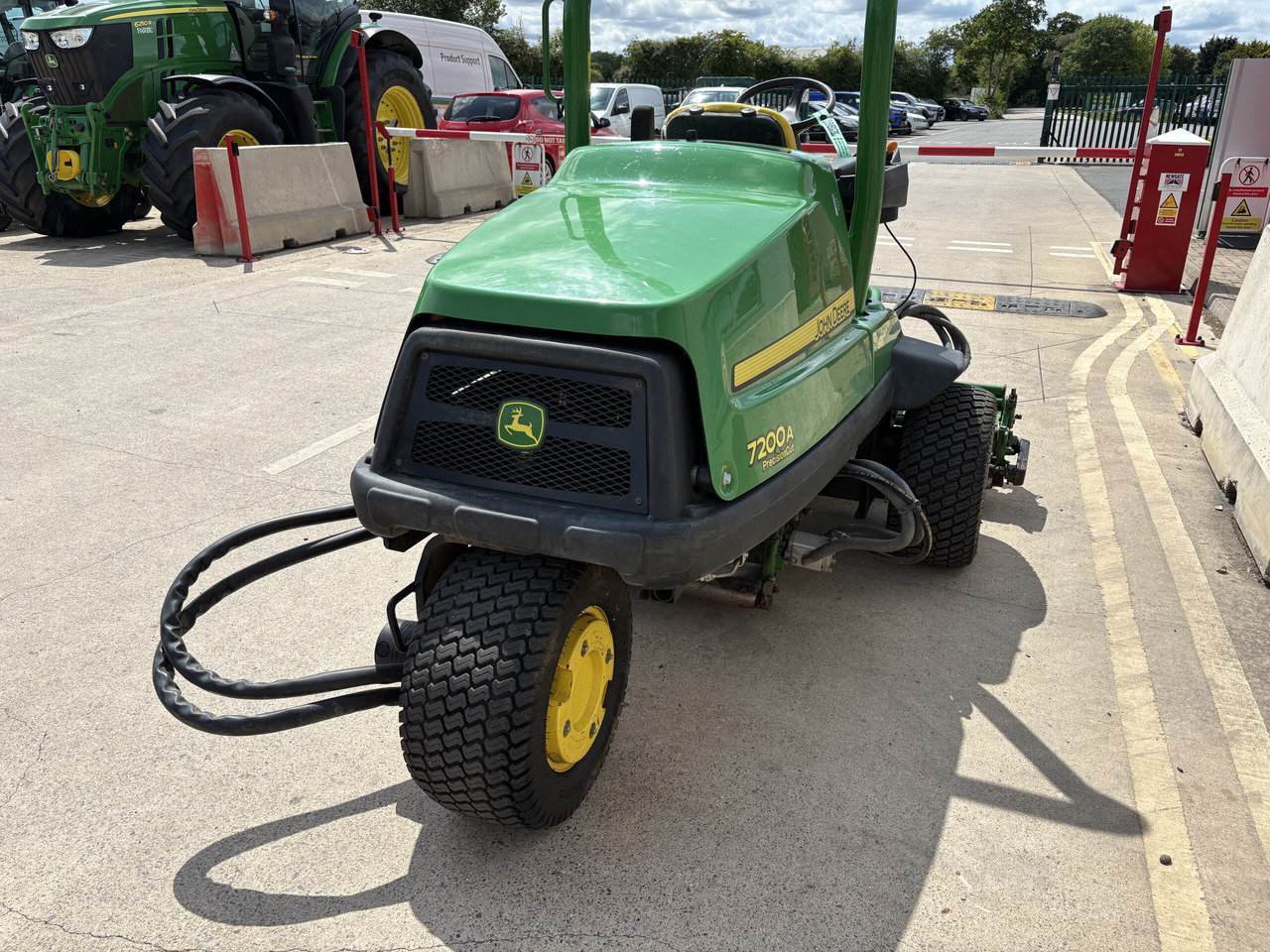 John Deere 7200A Triple Mower - Zāles pļāvējs: foto 4 John Deere 7200A Triple Mower - Zāles pļāvējs: foto 4