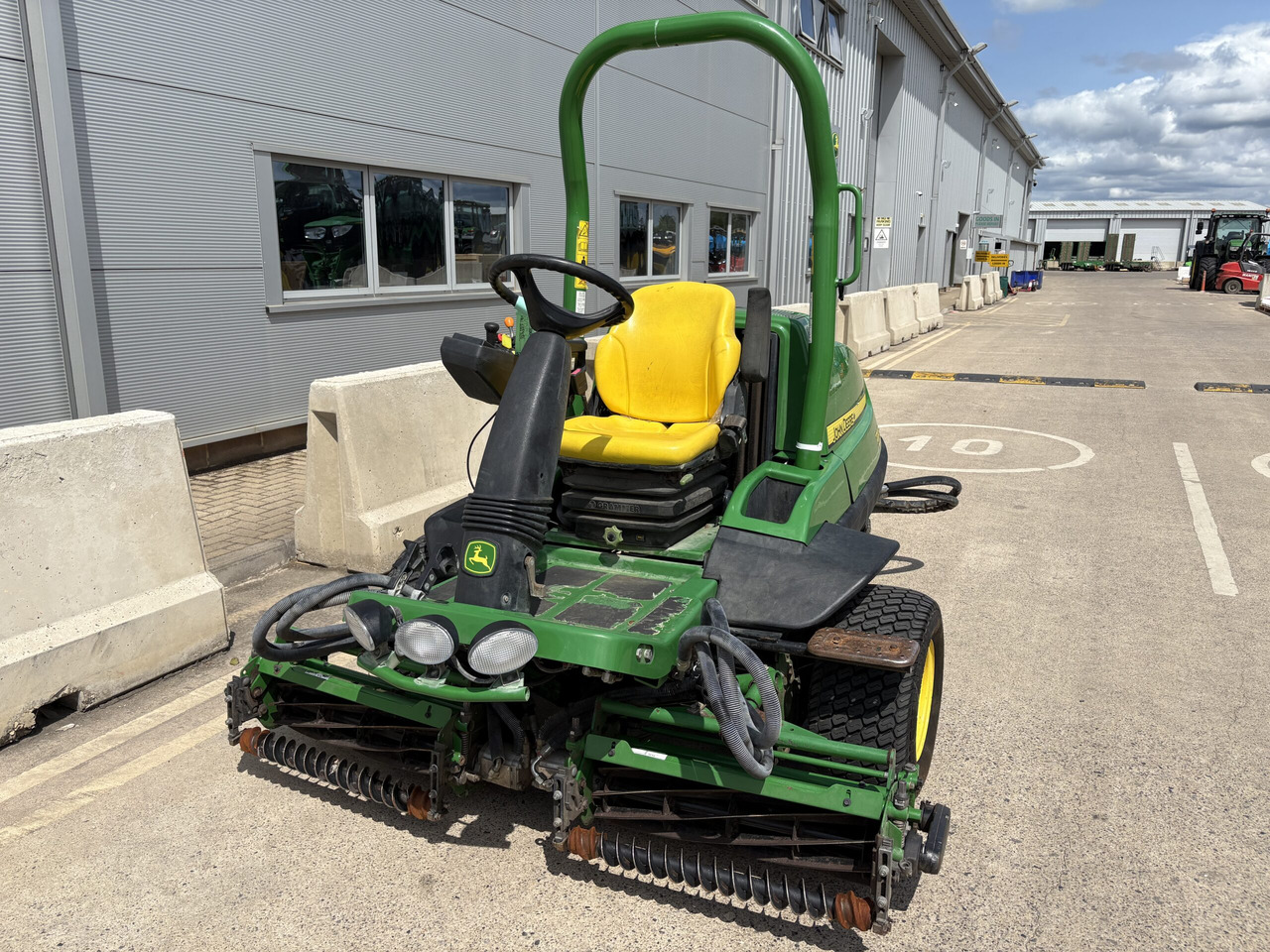 John Deere 7200A Triple Mower - Zāles pļāvējs: foto 3 John Deere 7200A Triple Mower - Zāles pļāvējs: foto 3