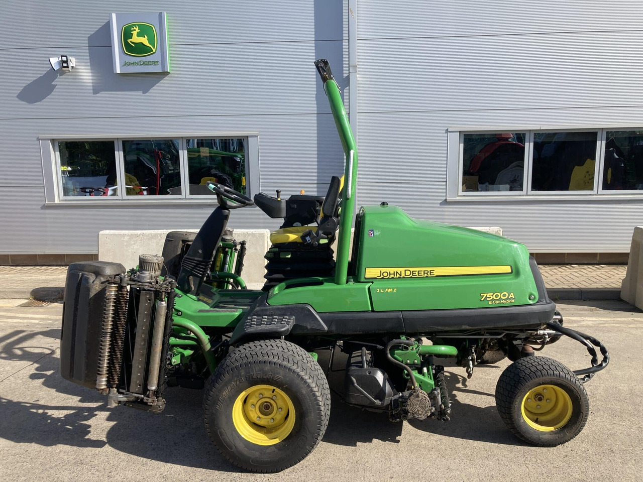 John Deere 7500AE Fairway Mower - Zāles pļāvējs: foto 2 John Deere 7500AE Fairway Mower - Zāles pļāvējs: foto 2