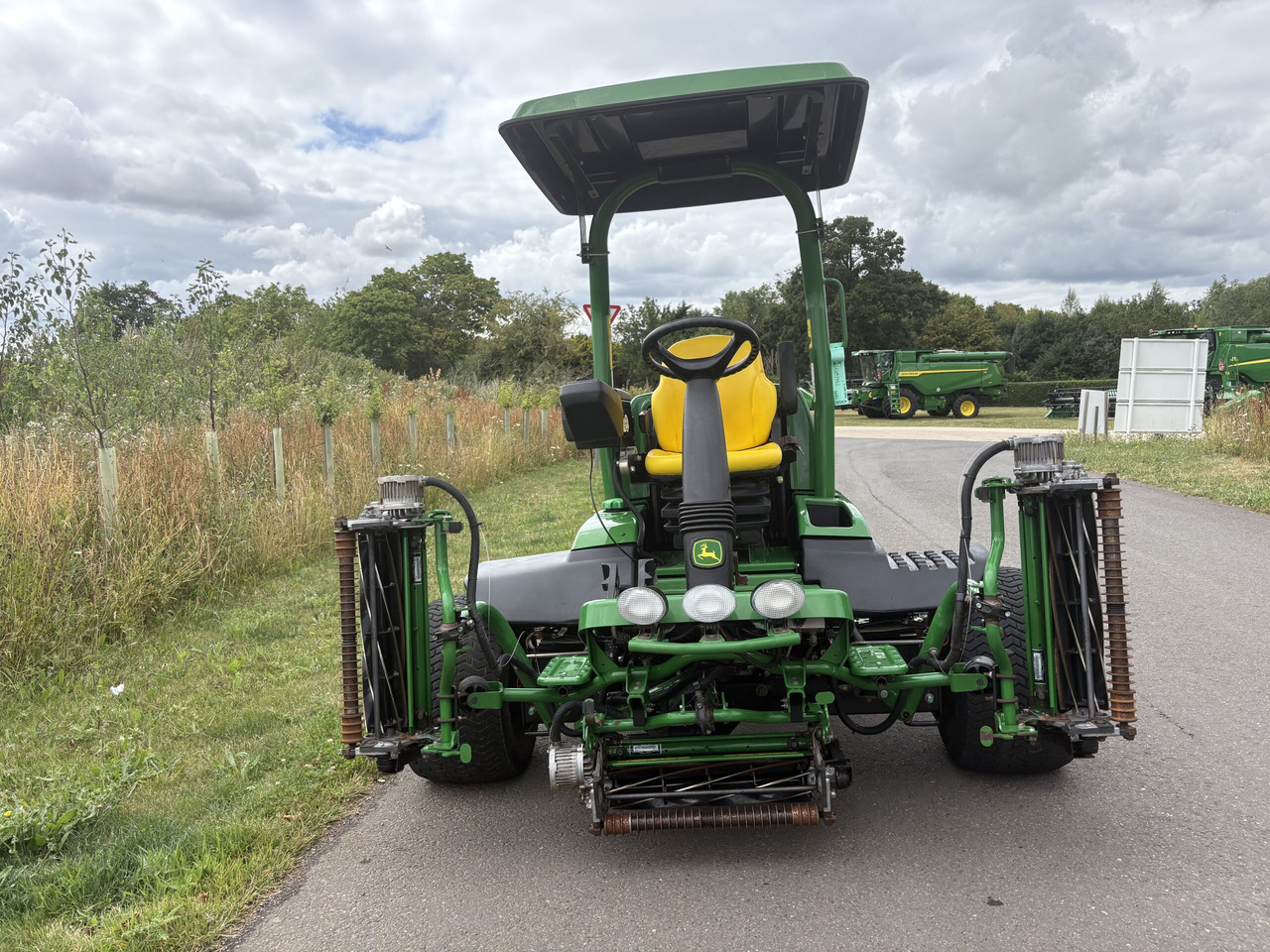 John Deere 7500AE Fairway Mower - Zāles pļāvējs: foto 2 John Deere 7500AE Fairway Mower - Zāles pļāvējs: foto 2