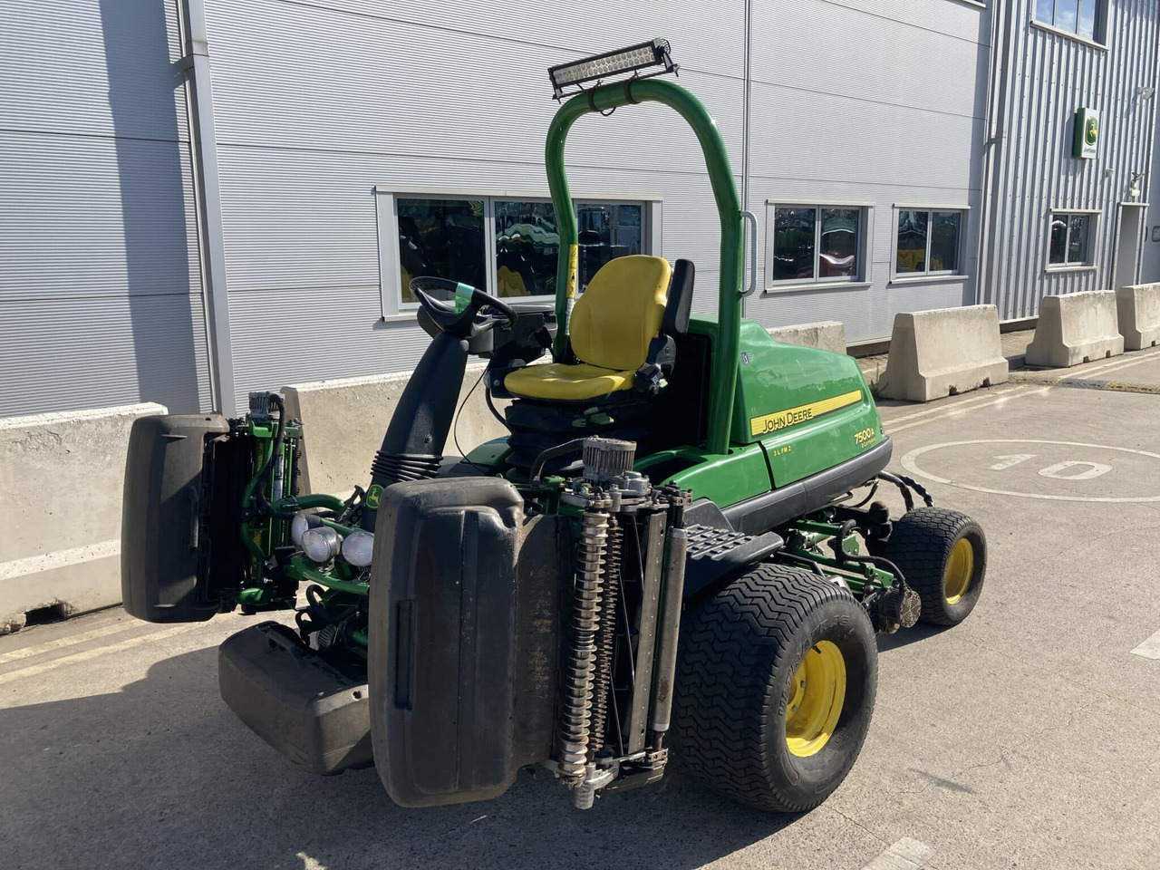 John Deere 7500AE Fairway Mower - Zāles pļāvējs: foto 1 John Deere 7500AE Fairway Mower - Zāles pļāvējs: foto 1