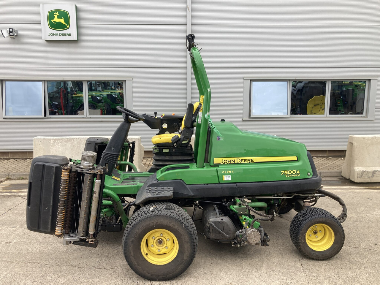 John Deere 7500AE light weight fairway mower - Zāles pļāvējs: foto 2 John Deere 7500AE light weight fairway mower - Zāles pļāvējs: foto 2