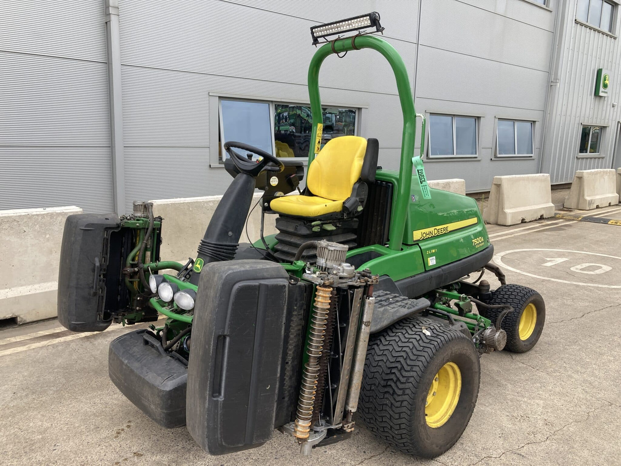 John Deere 7500AE light weight fairway mower - Zāles pļāvējs: foto 1 John Deere 7500AE light weight fairway mower - Zāles pļāvējs: foto 1